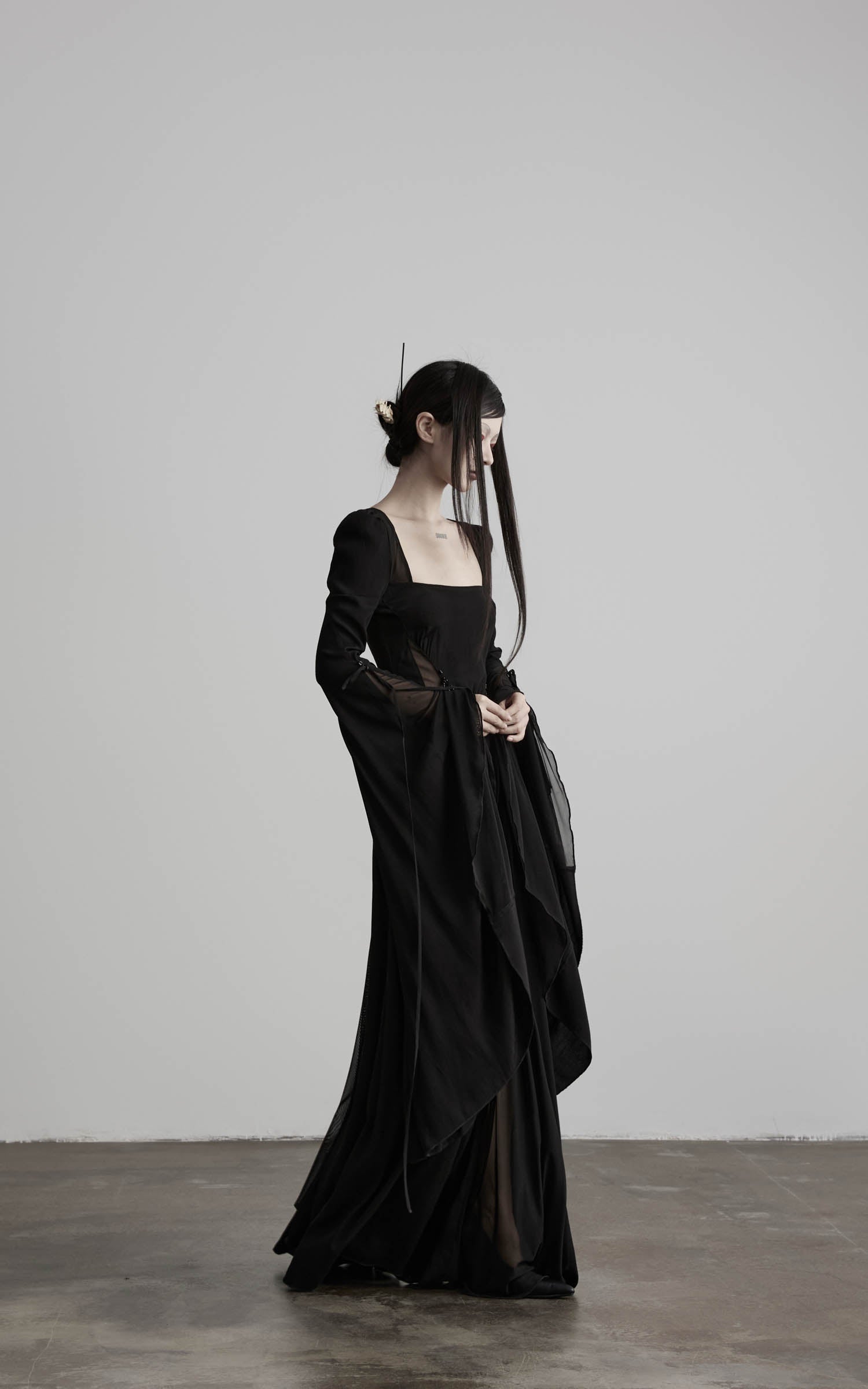 <tc>DOINDULGE</tc> Robe longue à manches évasées et encolure carrée