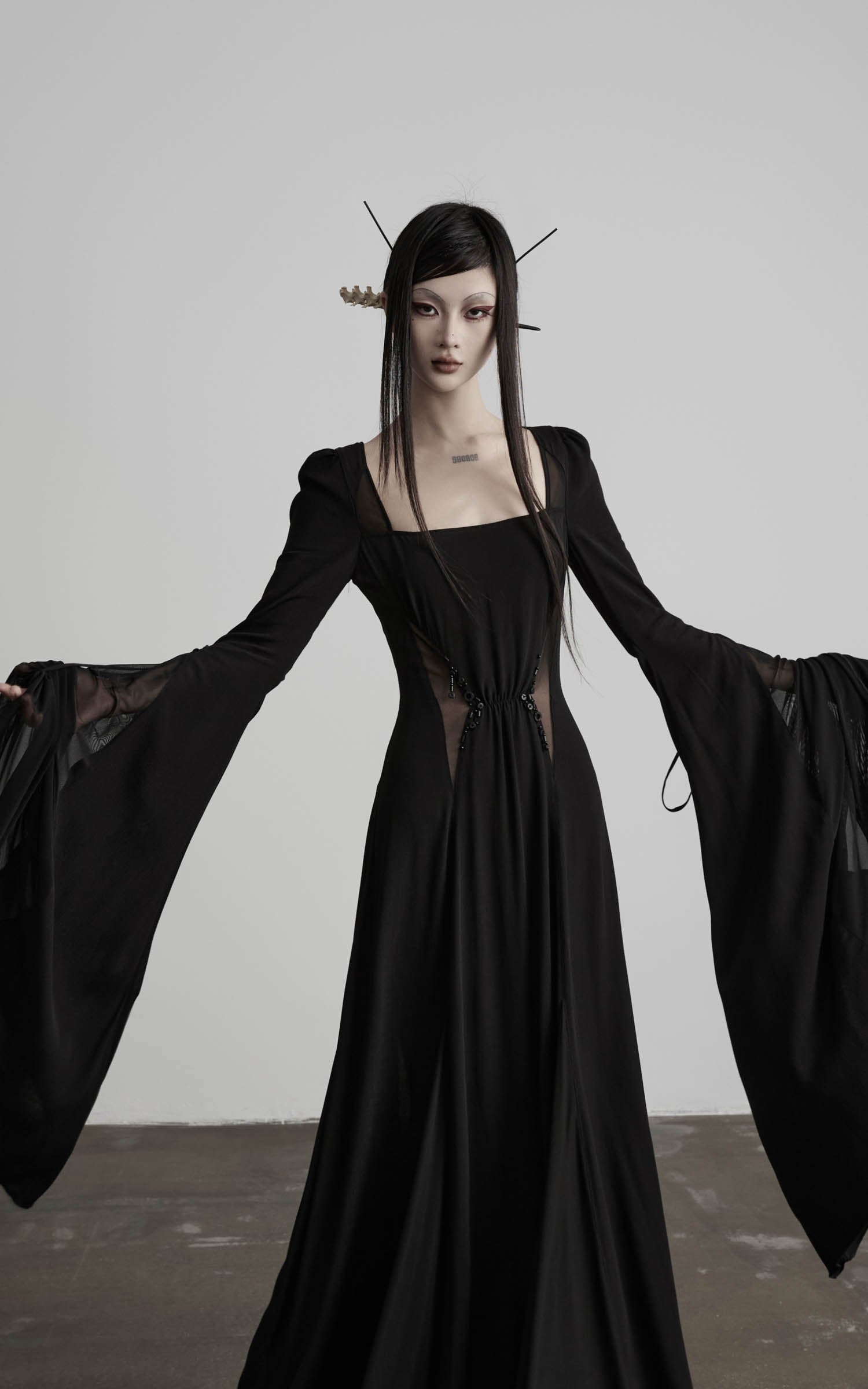 <tc>DOINDULGE</tc> Robe longue à manches évasées et encolure carrée