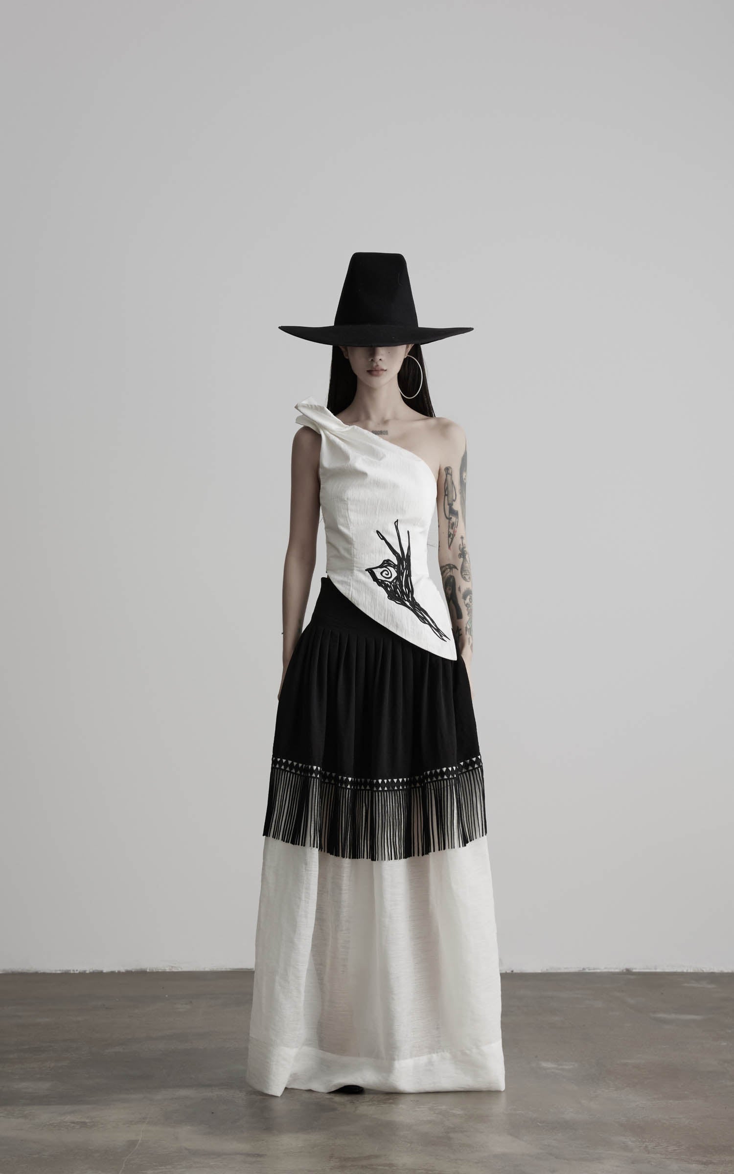 DOINDULGE One Shoulder Asymmetric Embroidered Top