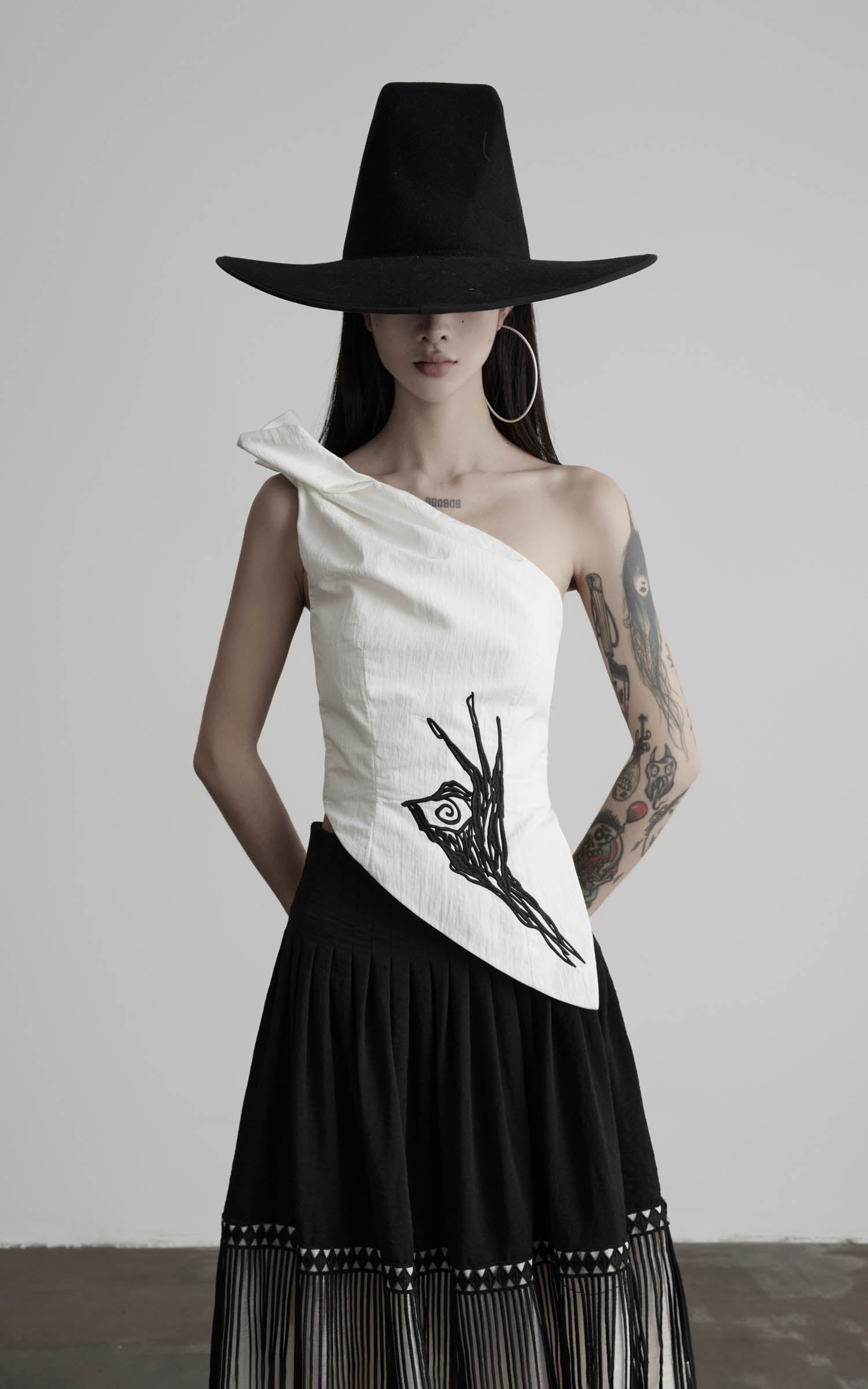 DOINDULGE One Shoulder Asymmetric Embroidered Top