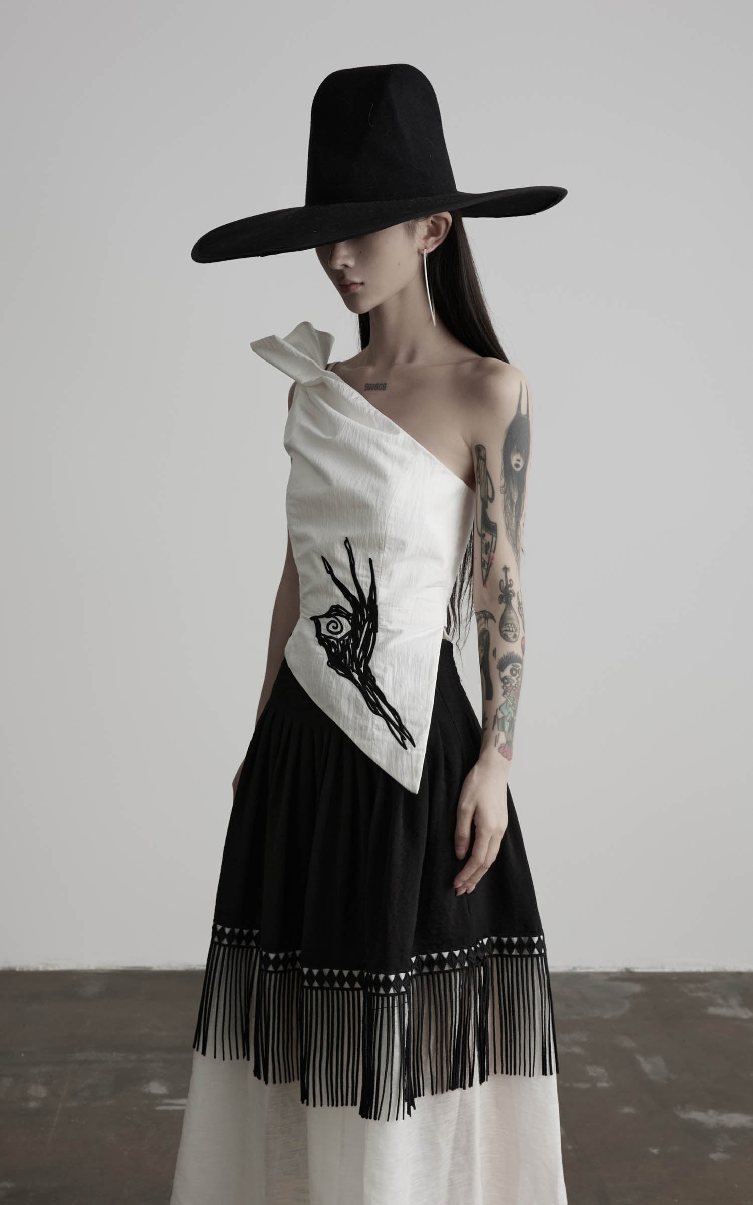 DOINDULGE One Shoulder Asymmetric Embroidered Top