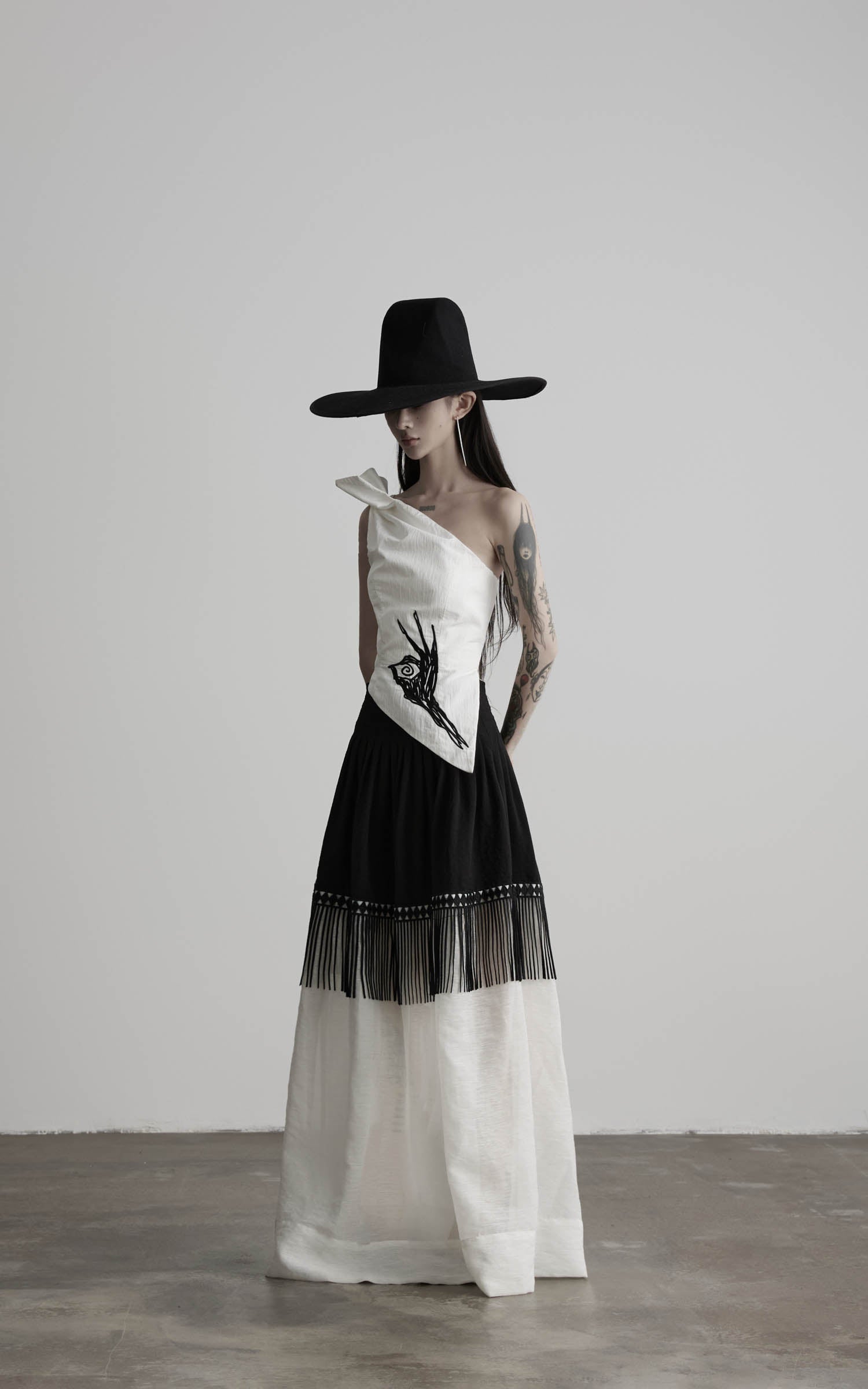 DOINDULGE One Shoulder Asymmetric Embroidered Top