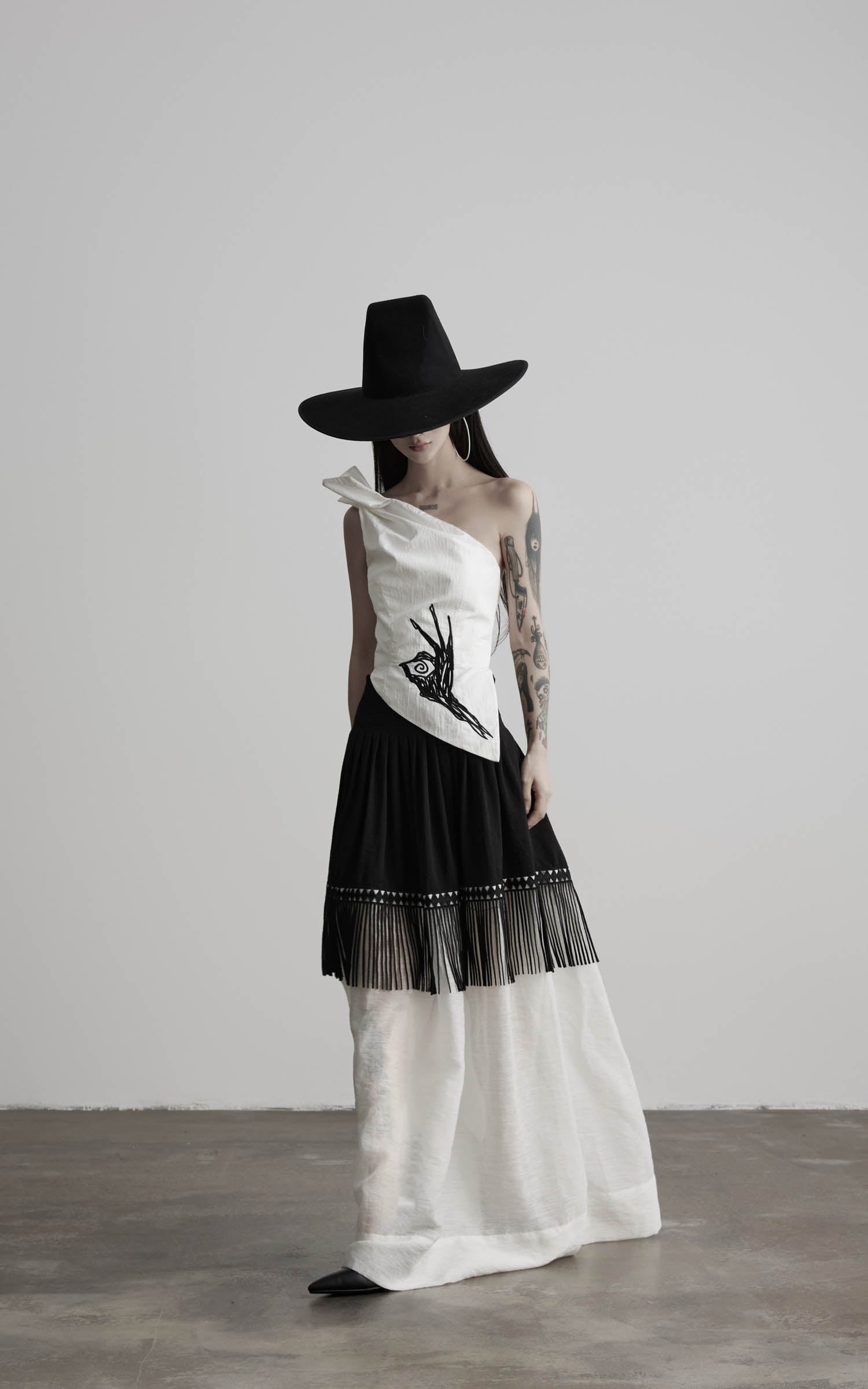 DOINDULGE One Shoulder Asymmetric Embroidered Top