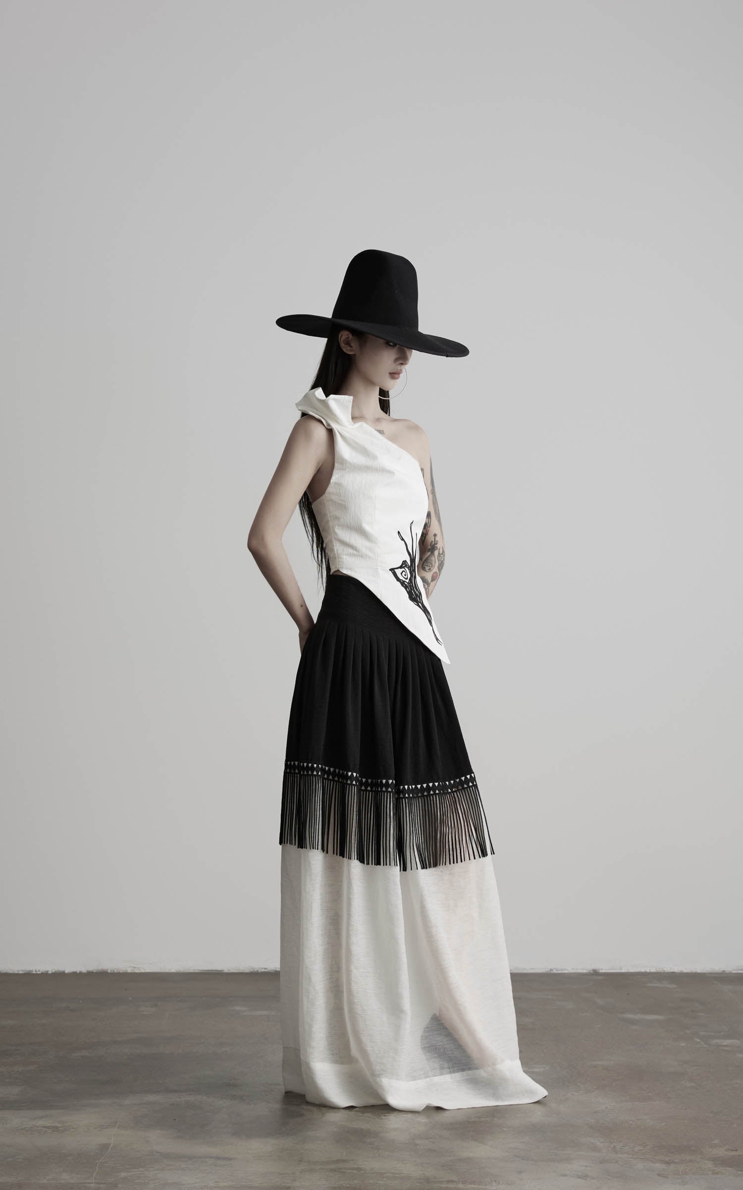 DOINDULGE One Shoulder Asymmetric Embroidered Top