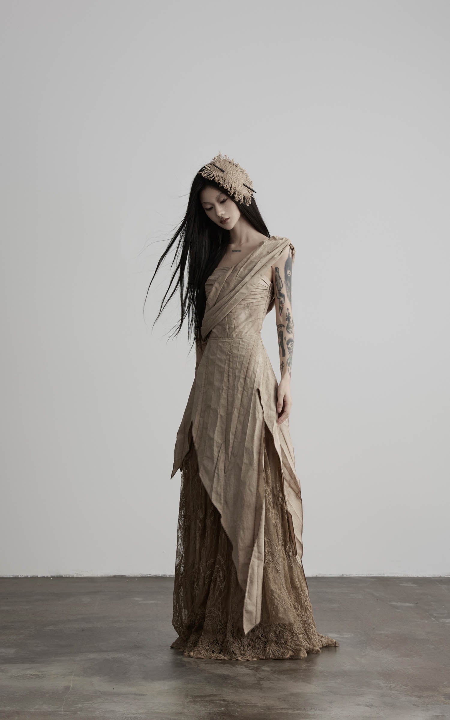 <tc>DOINDULGE</tc> Robe longue à panneaux en dentelle asymétrique