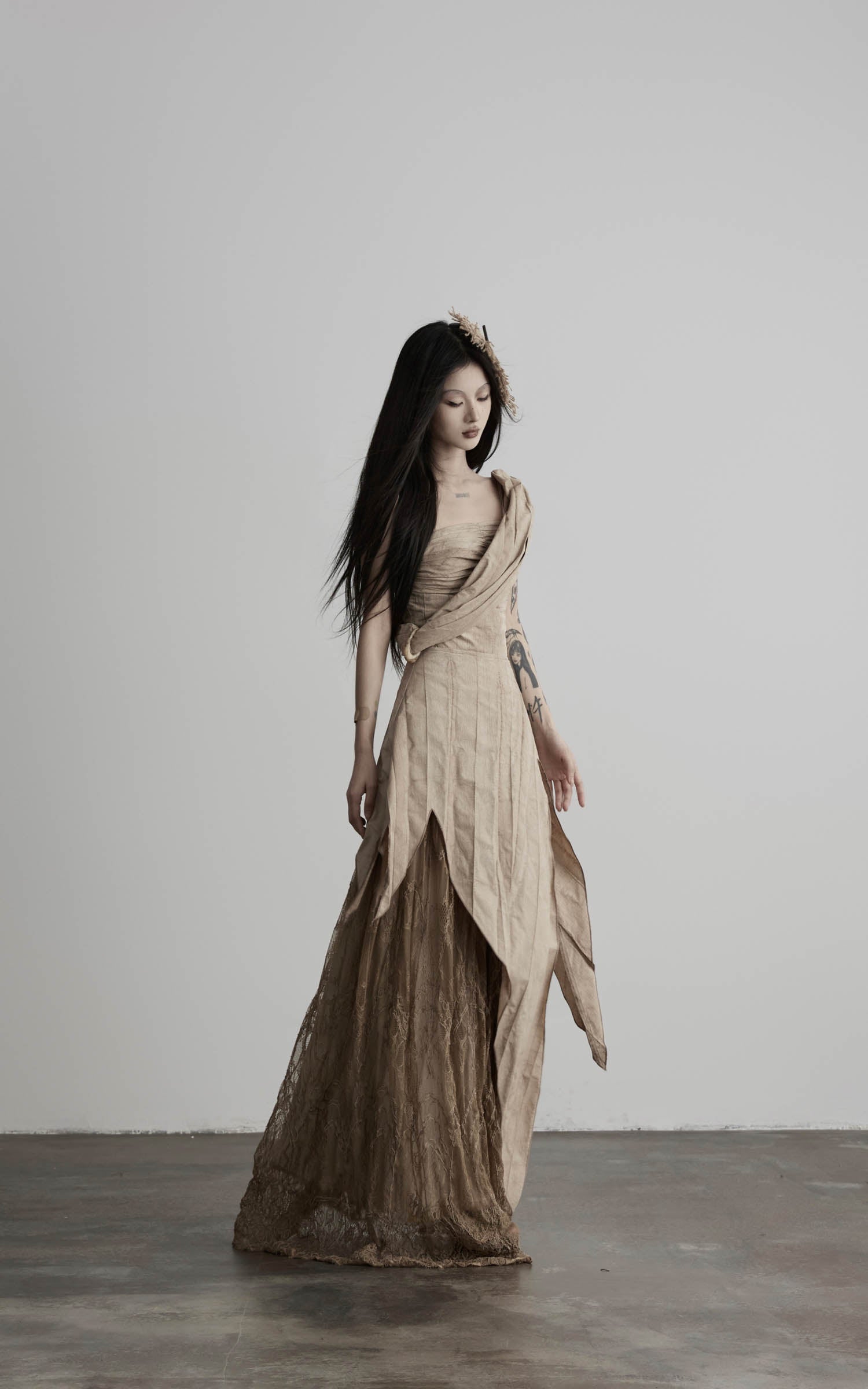 <tc>DOINDULGE</tc> Robe longue à panneaux en dentelle asymétrique