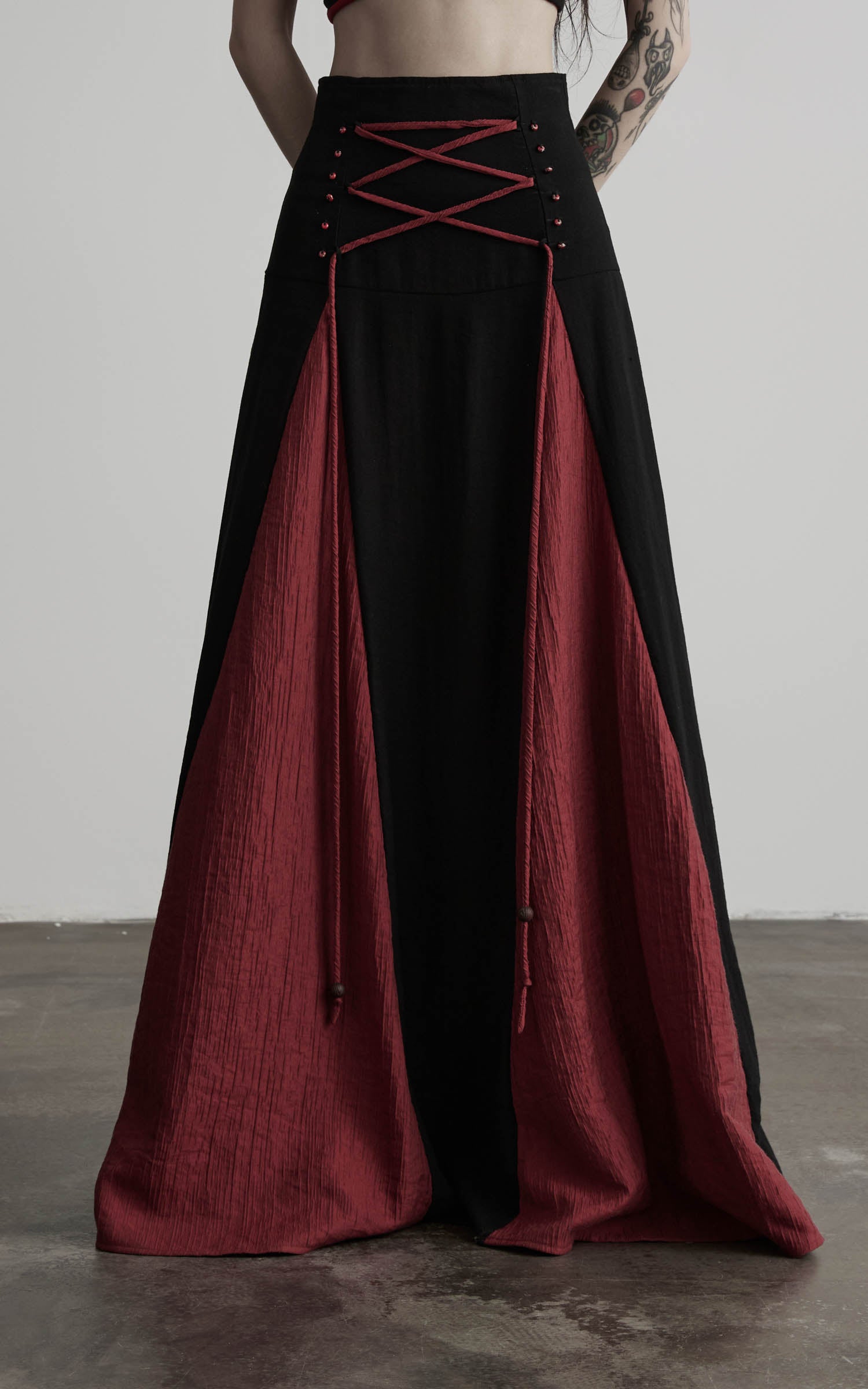 DOINDULGE Gothic Lace-Up Maxi Skirt