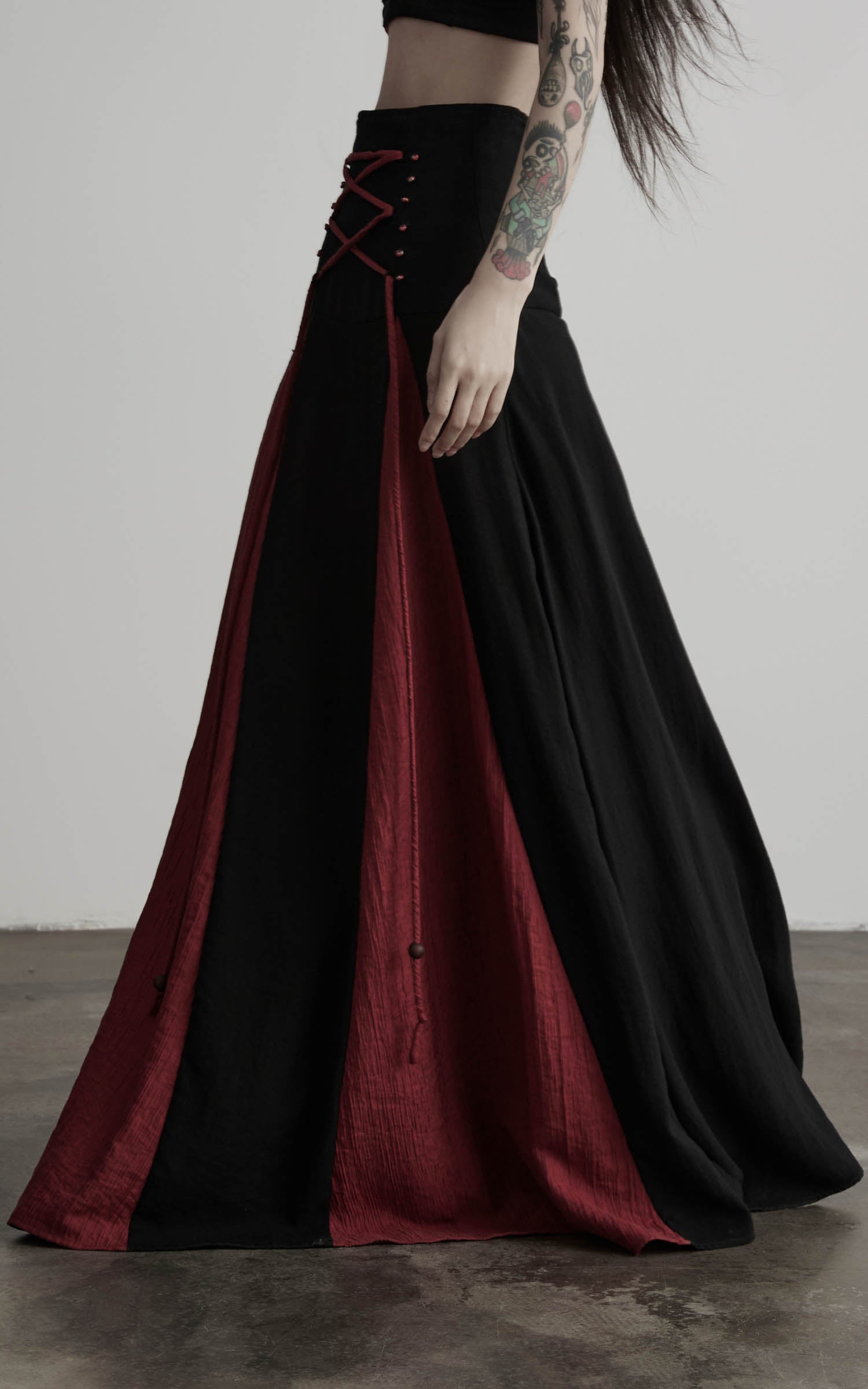 DOINDULGE Gothic Lace-Up Maxi Skirt