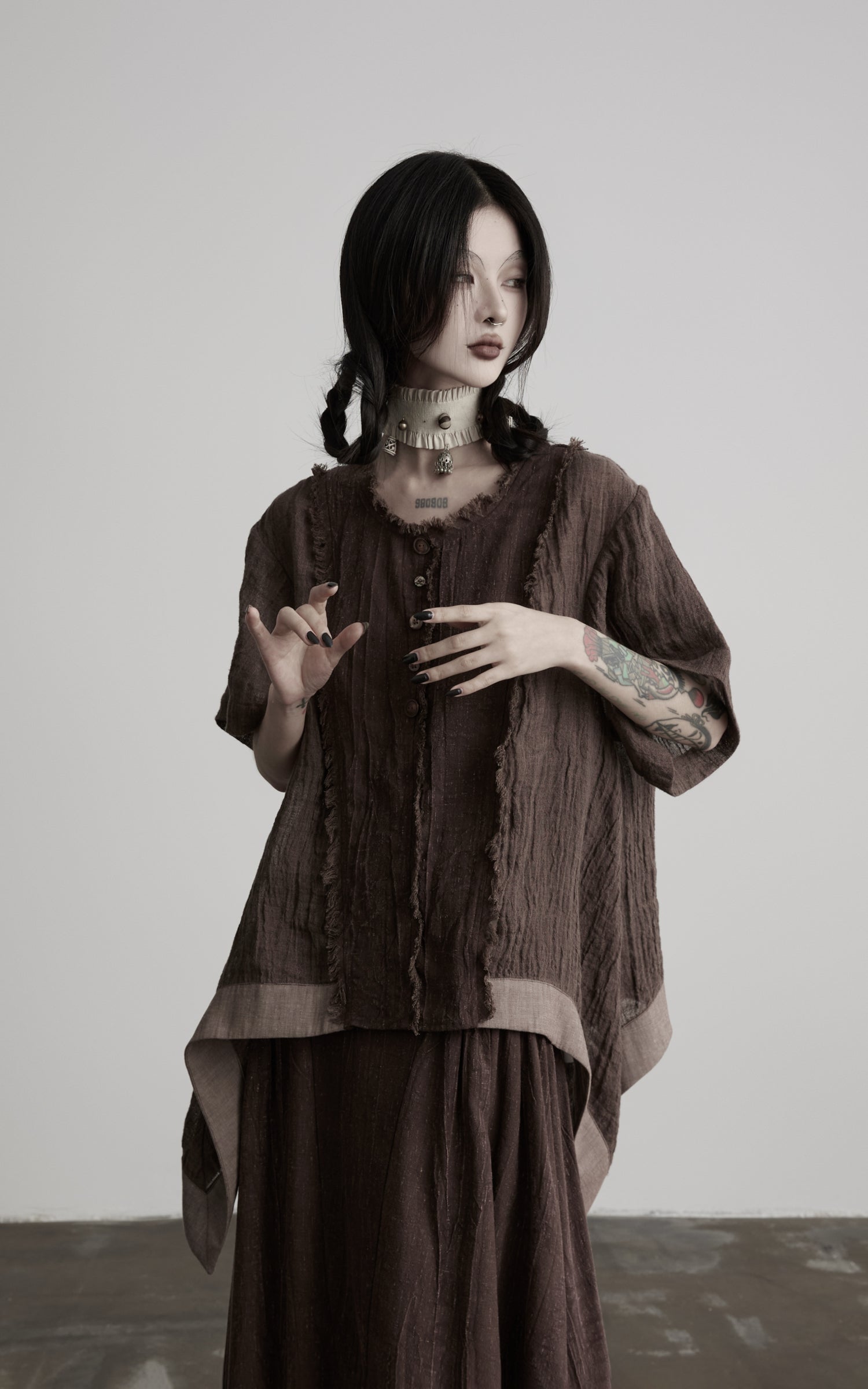 <tc>DOINDULGE</tc> T-Shirt mit rohem Saum, Knopfleiste und Drapierung