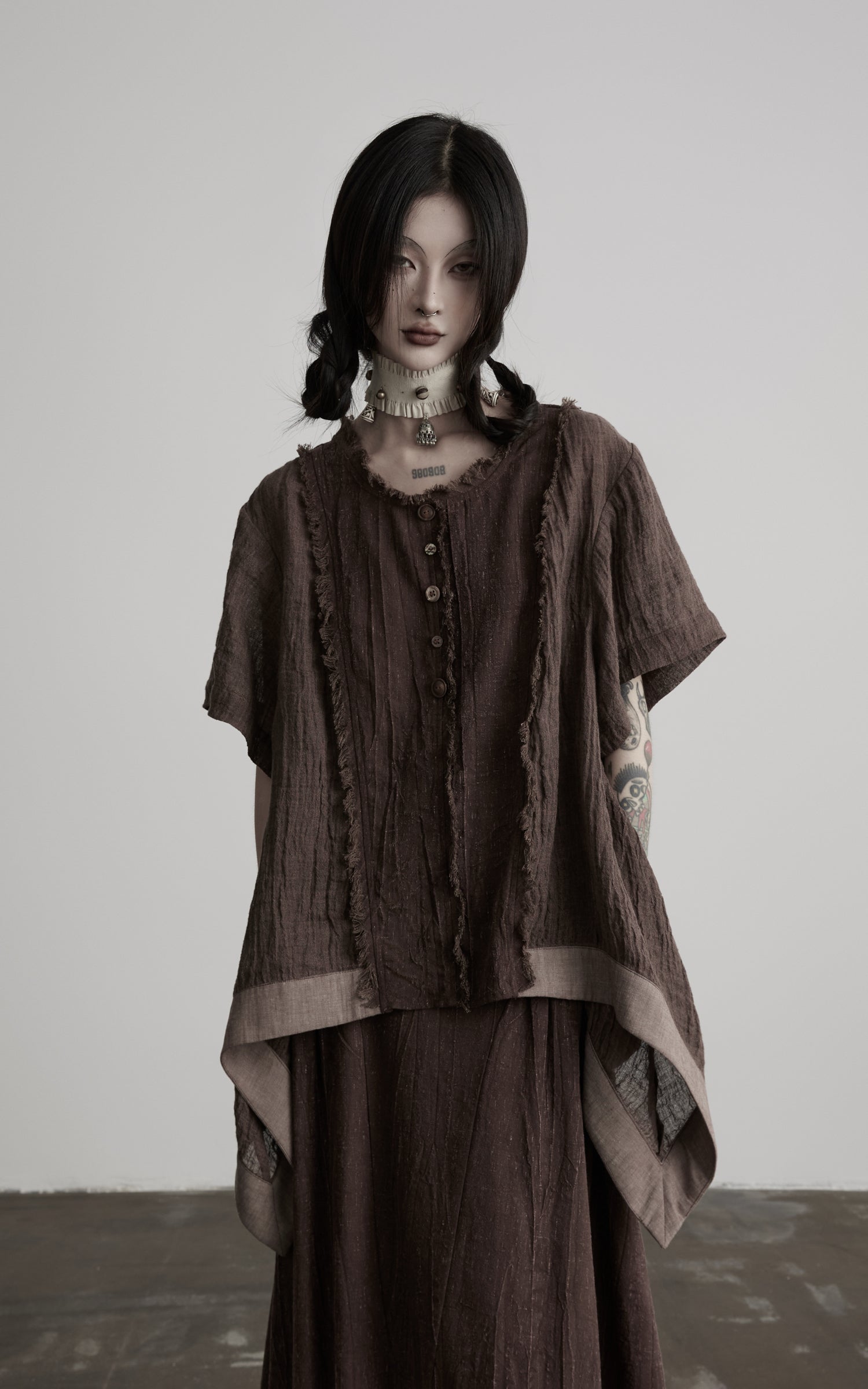 <tc>DOINDULGE</tc> T-Shirt mit rohem Saum, Knopfleiste und Drapierung