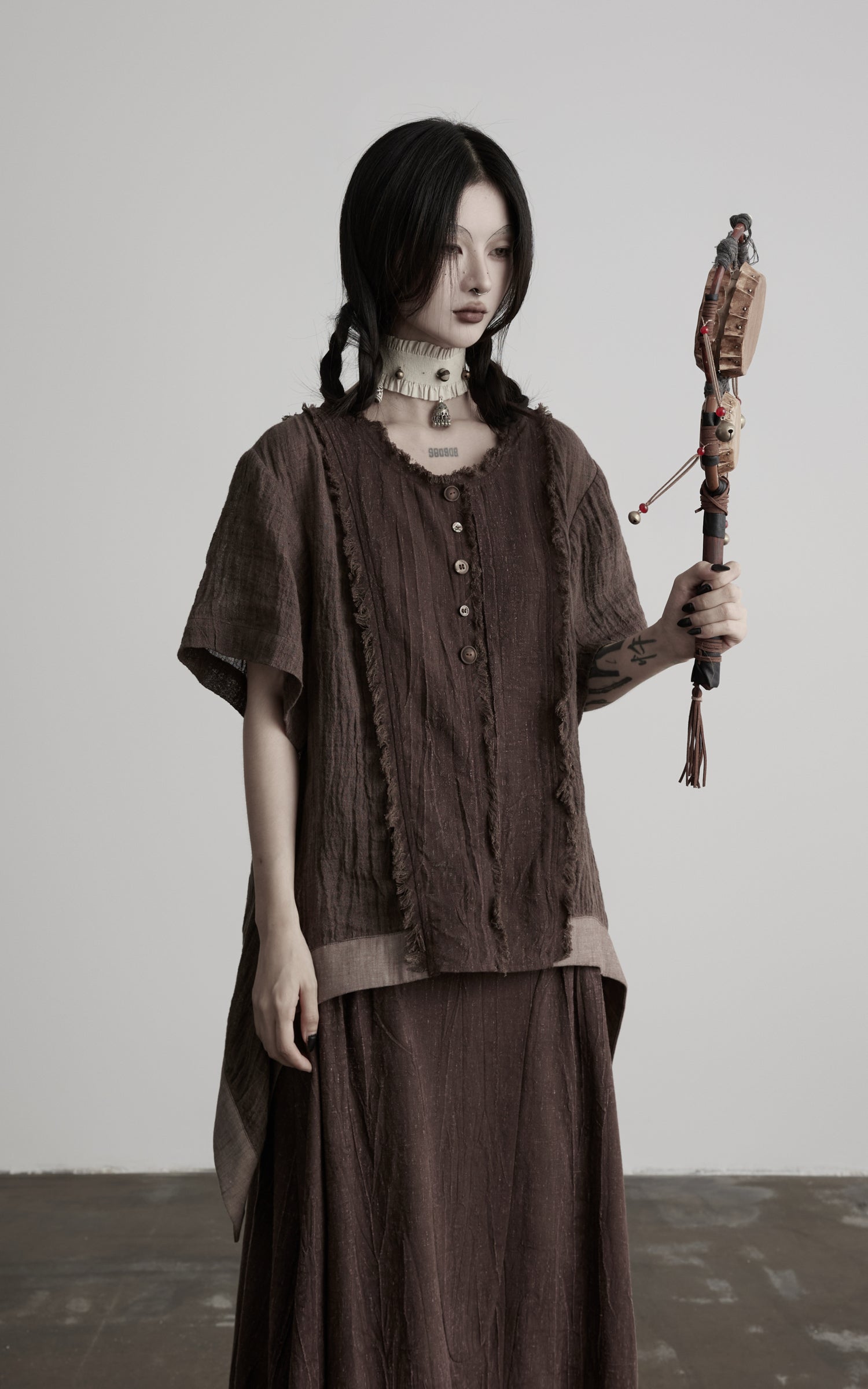 <tc>DOINDULGE</tc> T-Shirt mit rohem Saum, Knopfleiste und Drapierung