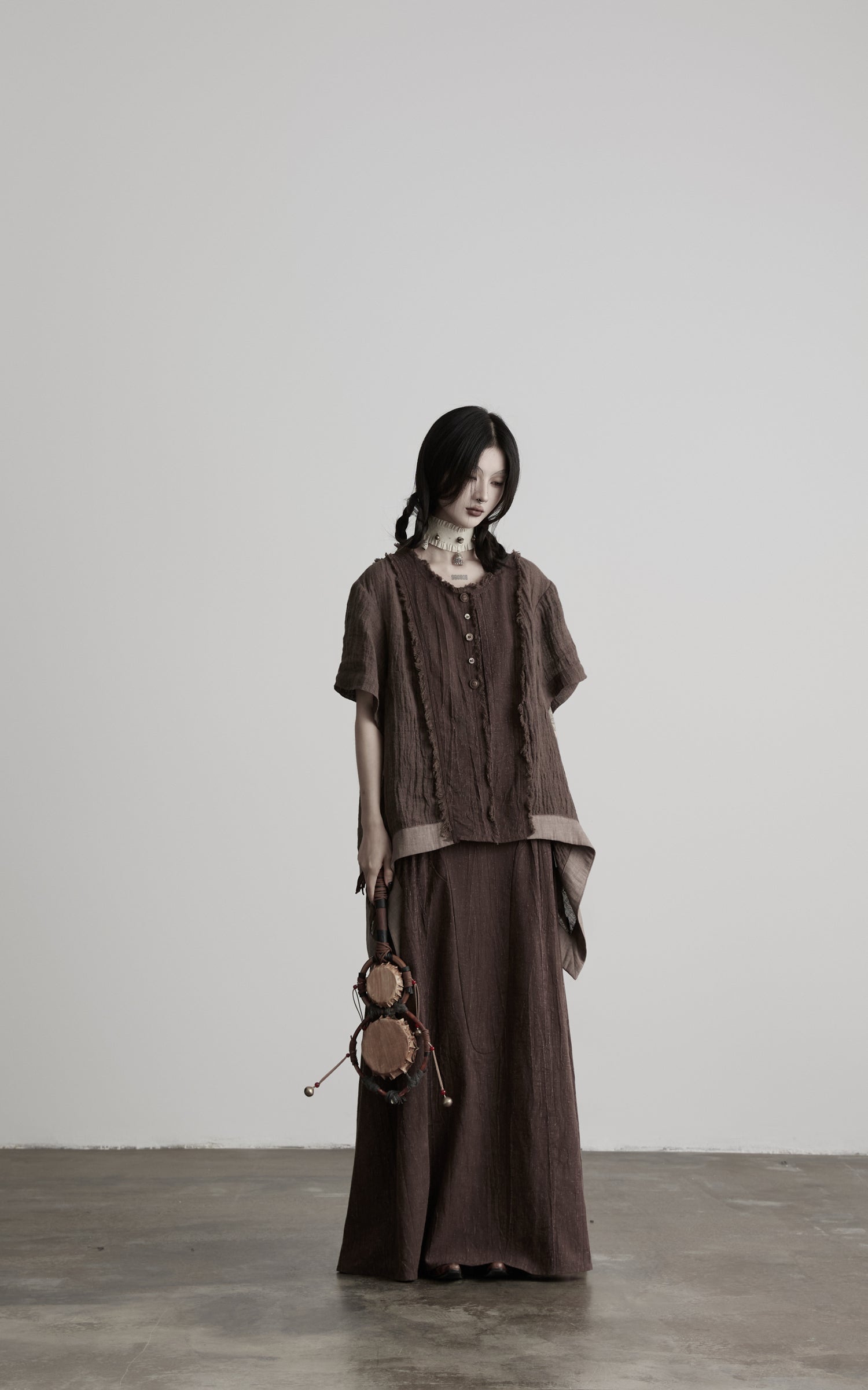 <tc>DOINDULGE</tc> T-Shirt mit rohem Saum, Knopfleiste und Drapierung