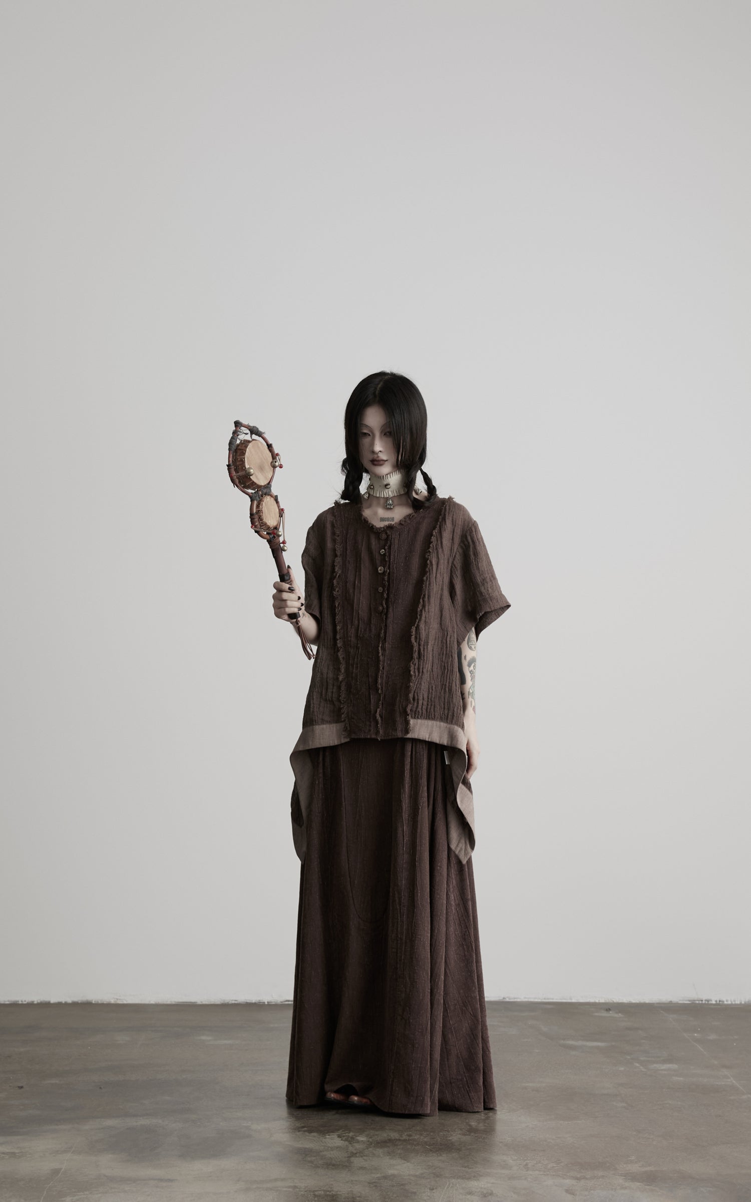<tc>DOINDULGE</tc> T-Shirt mit rohem Saum, Knopfleiste und Drapierung