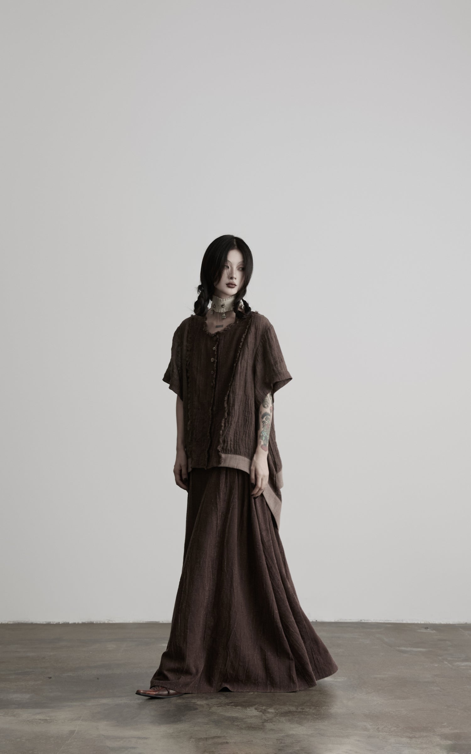 <tc>DOINDULGE</tc> T-Shirt mit rohem Saum, Knopfleiste und Drapierung