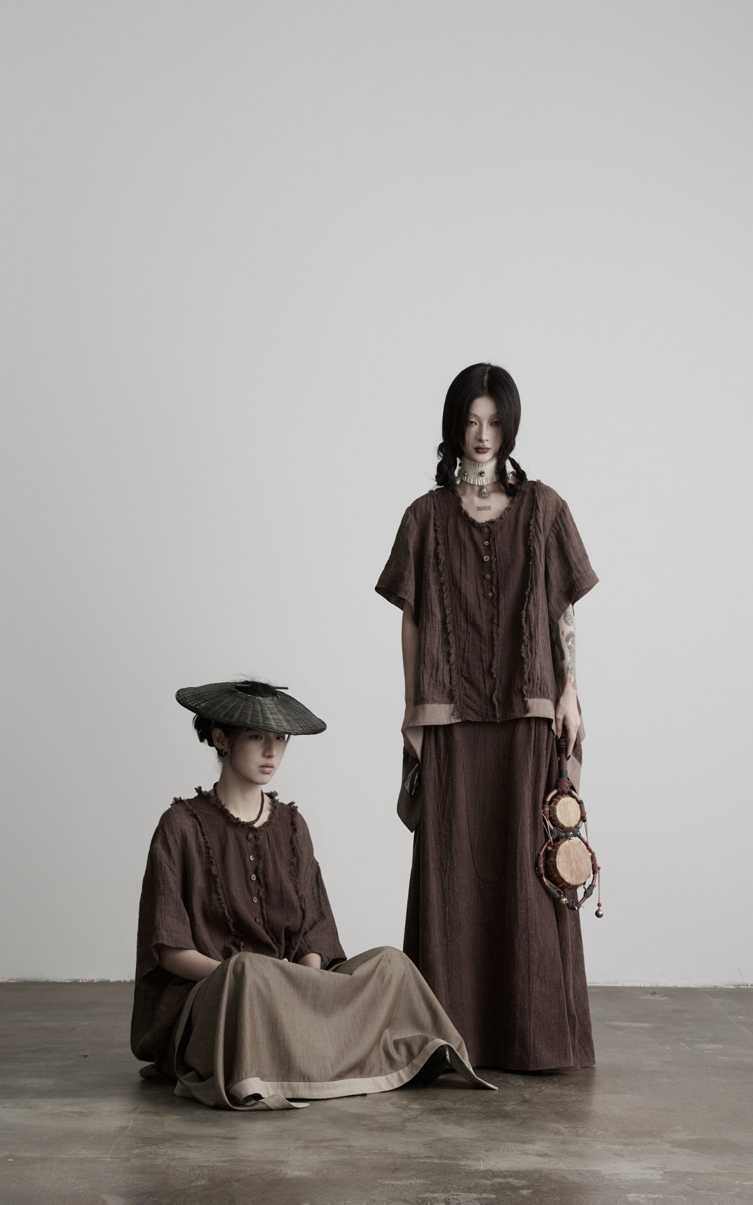 <tc>DOINDULGE</tc> T-Shirt mit rohem Saum, Knopfleiste und Drapierung