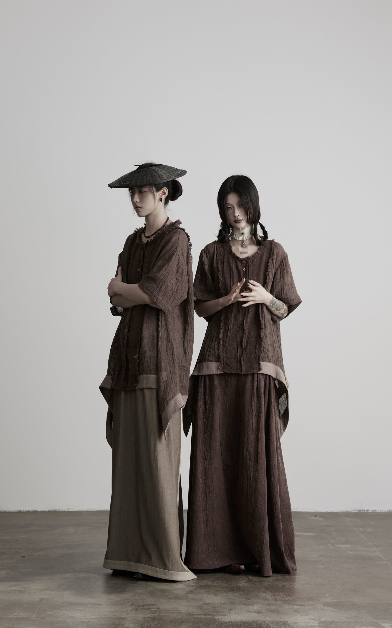 <tc>DOINDULGE</tc> T-Shirt mit rohem Saum, Knopfleiste und Drapierung