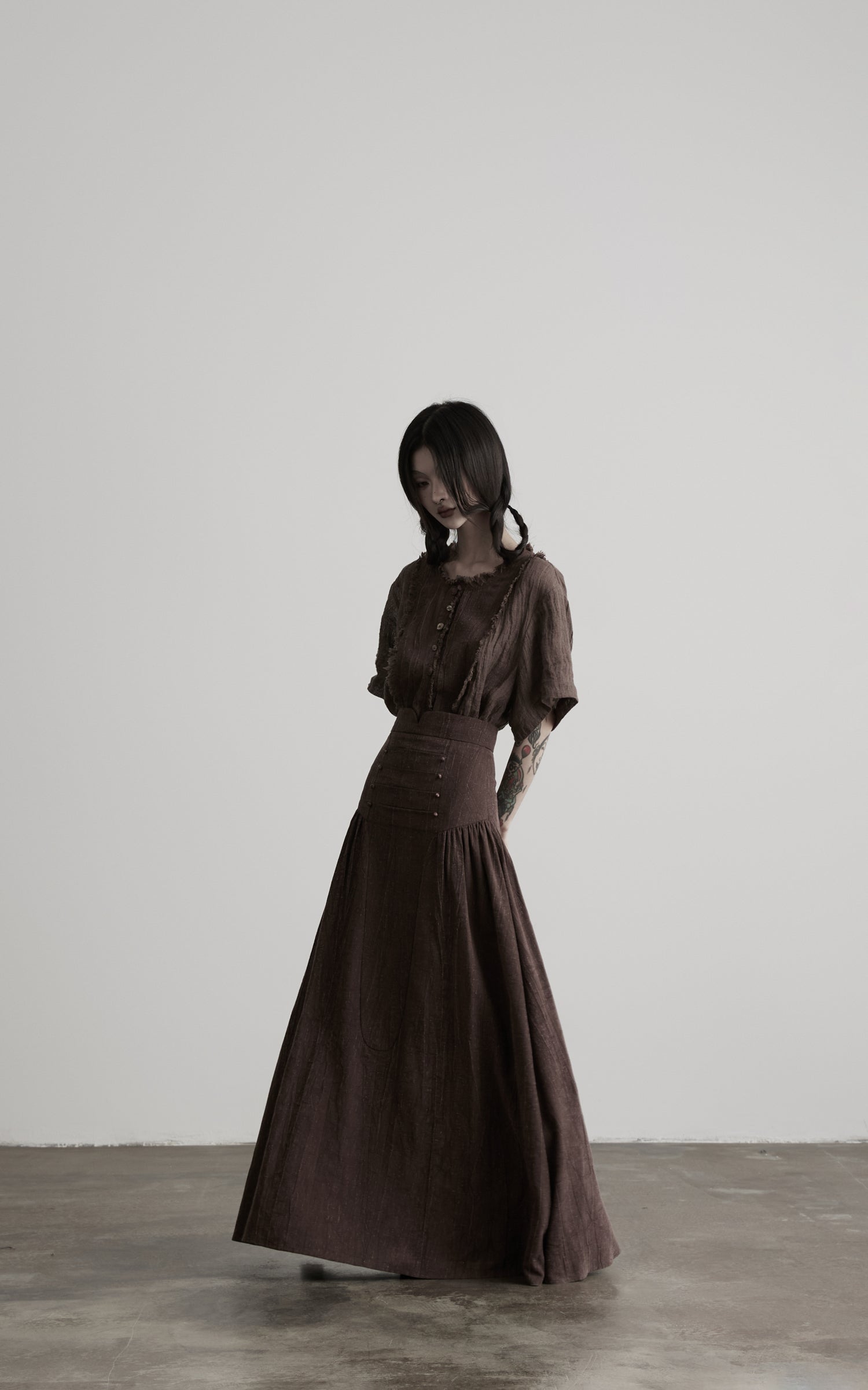 <tc>DOINDULGE</tc> T-Shirt mit rohem Saum, Knopfleiste und Drapierung