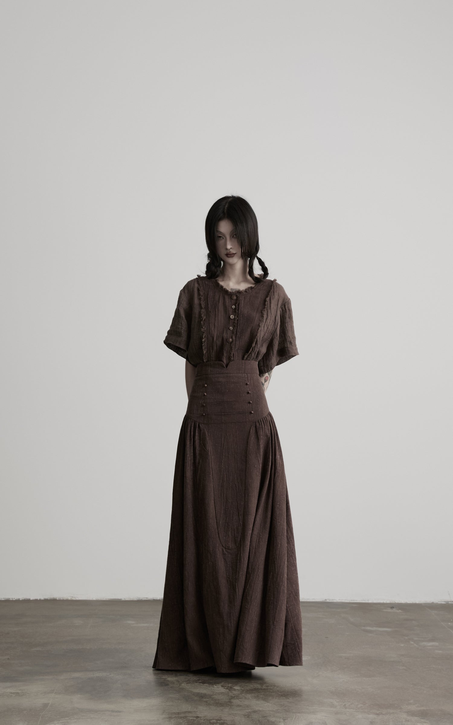 <tc>DOINDULGE</tc> T-Shirt mit rohem Saum, Knopfleiste und Drapierung