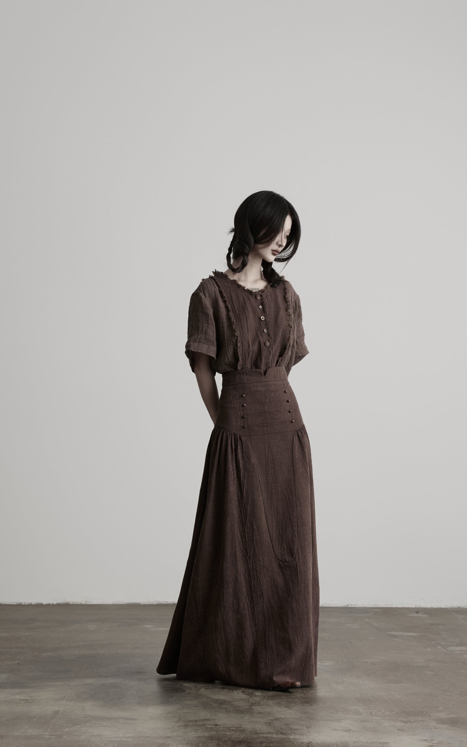 <tc>DOINDULGE</tc> T-Shirt mit rohem Saum, Knopfleiste und Drapierung
