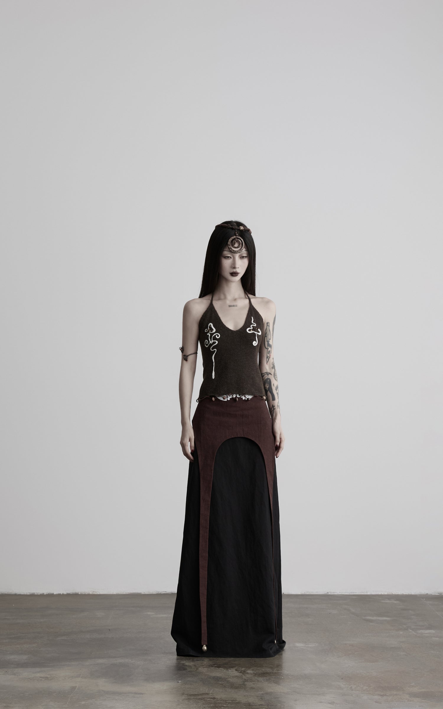 <tc>DOINDULGE</tc> Vネックハルタ刺繍ニットトップ