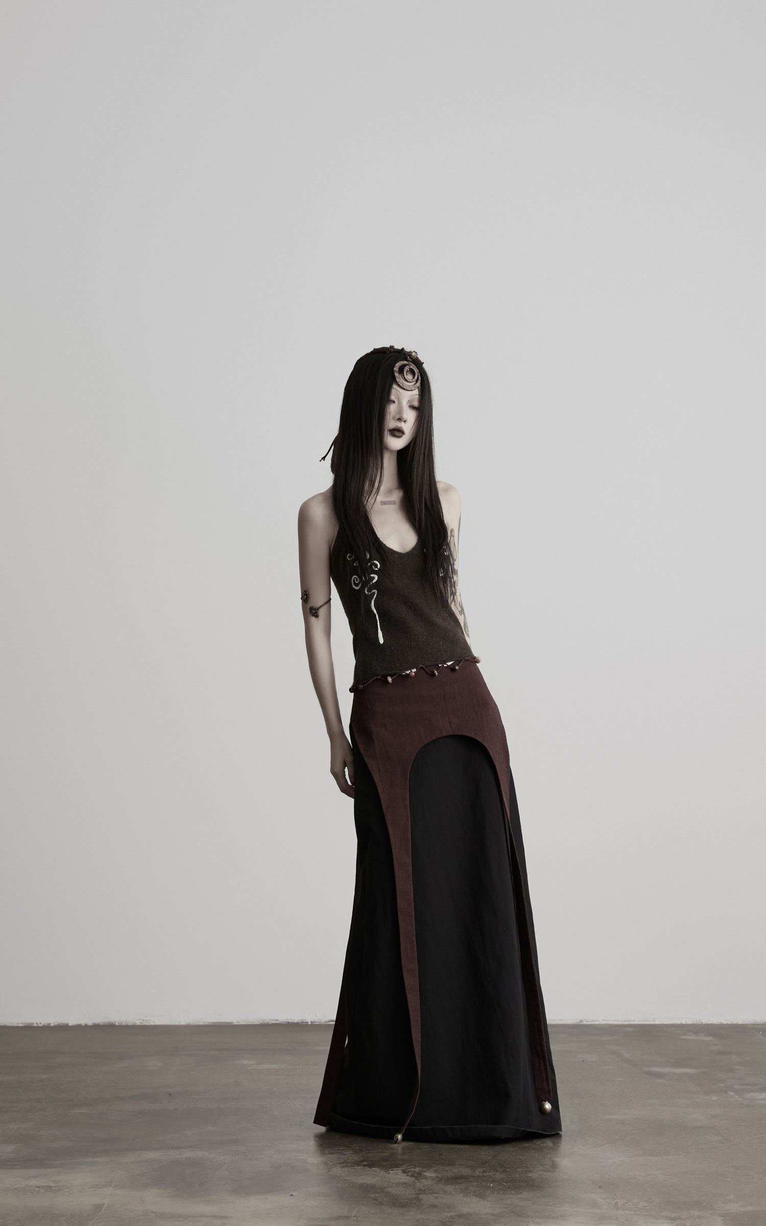 <tc>DOINDULGE</tc> Vネックハルタ刺繍ニットトップ