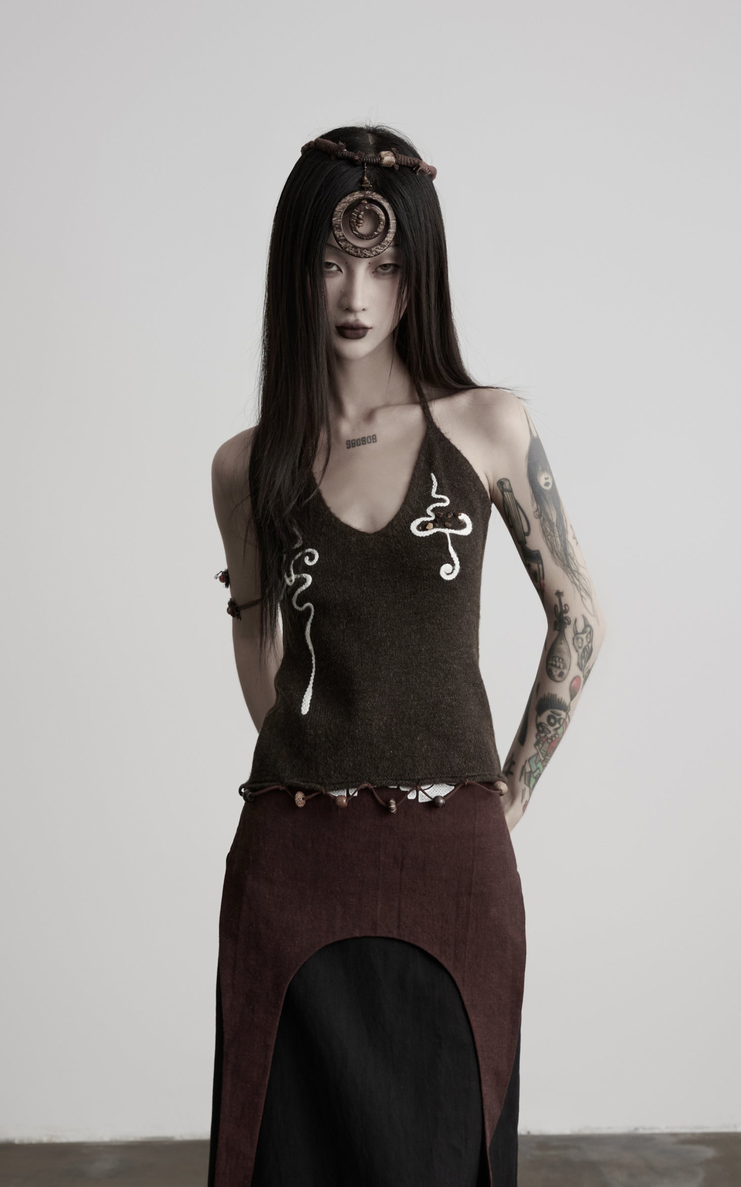 <tc>DOINDULGE</tc> Vネックハルタ刺繍ニットトップ