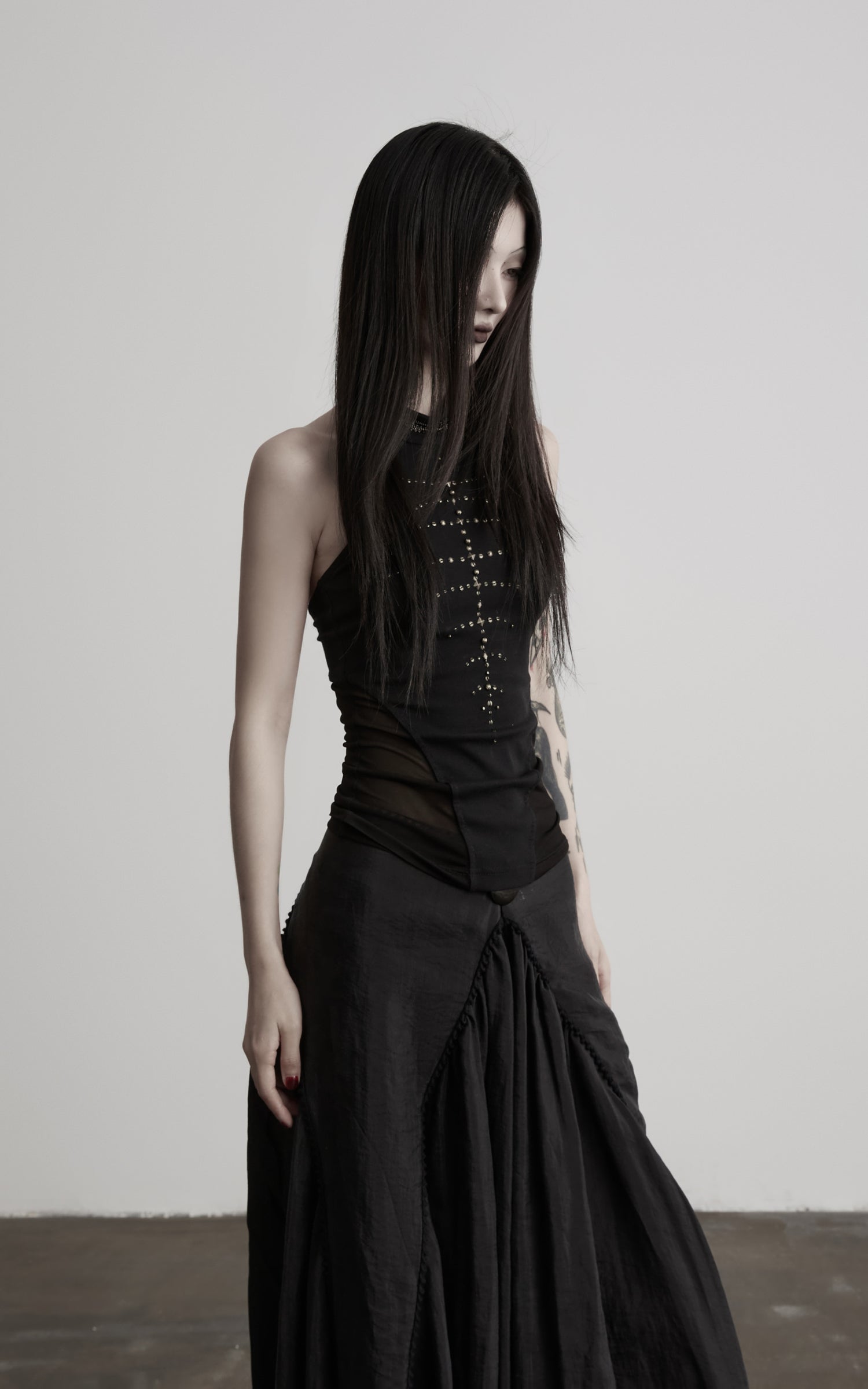 <tc>DOINDULGE</tc> スタッズ付きメッシュパネルハルタートップ<tc>DOINDULGE</tc>