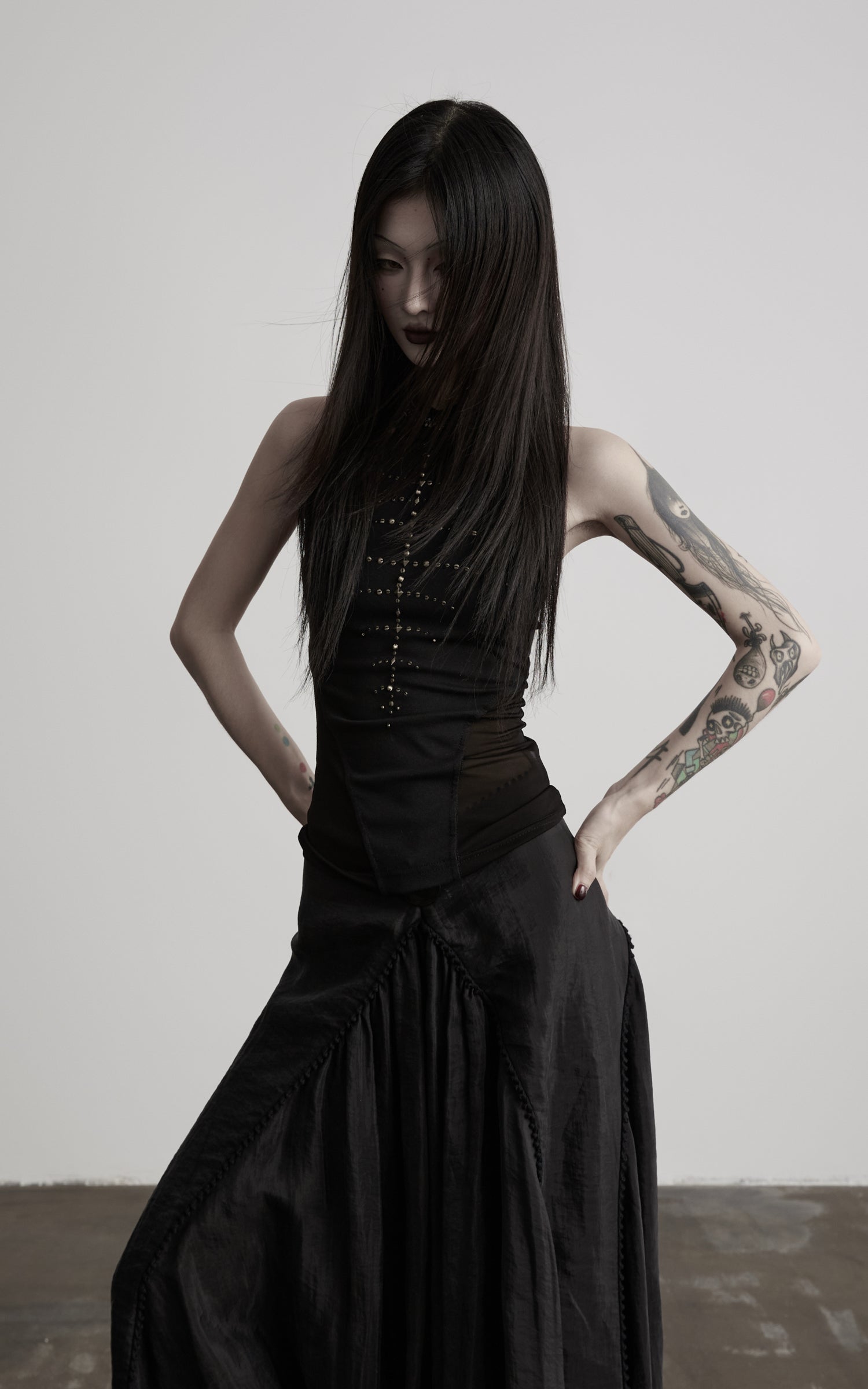 <tc>DOINDULGE</tc> スタッズ付きメッシュパネルハルタートップ<tc>DOINDULGE</tc>