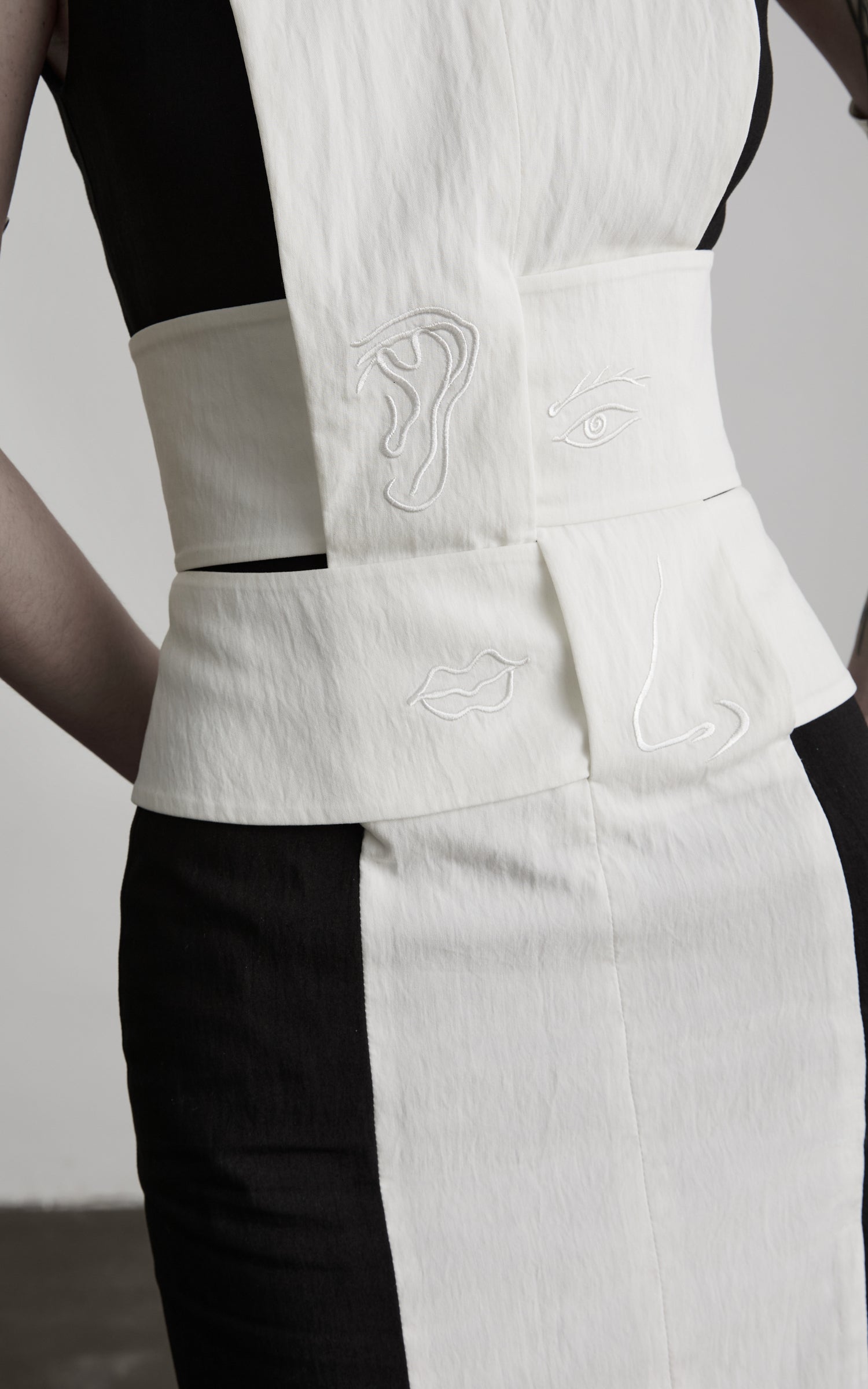 <tc>DOINDULGE</tc> Robe longue ajustée à panneaux contrastés