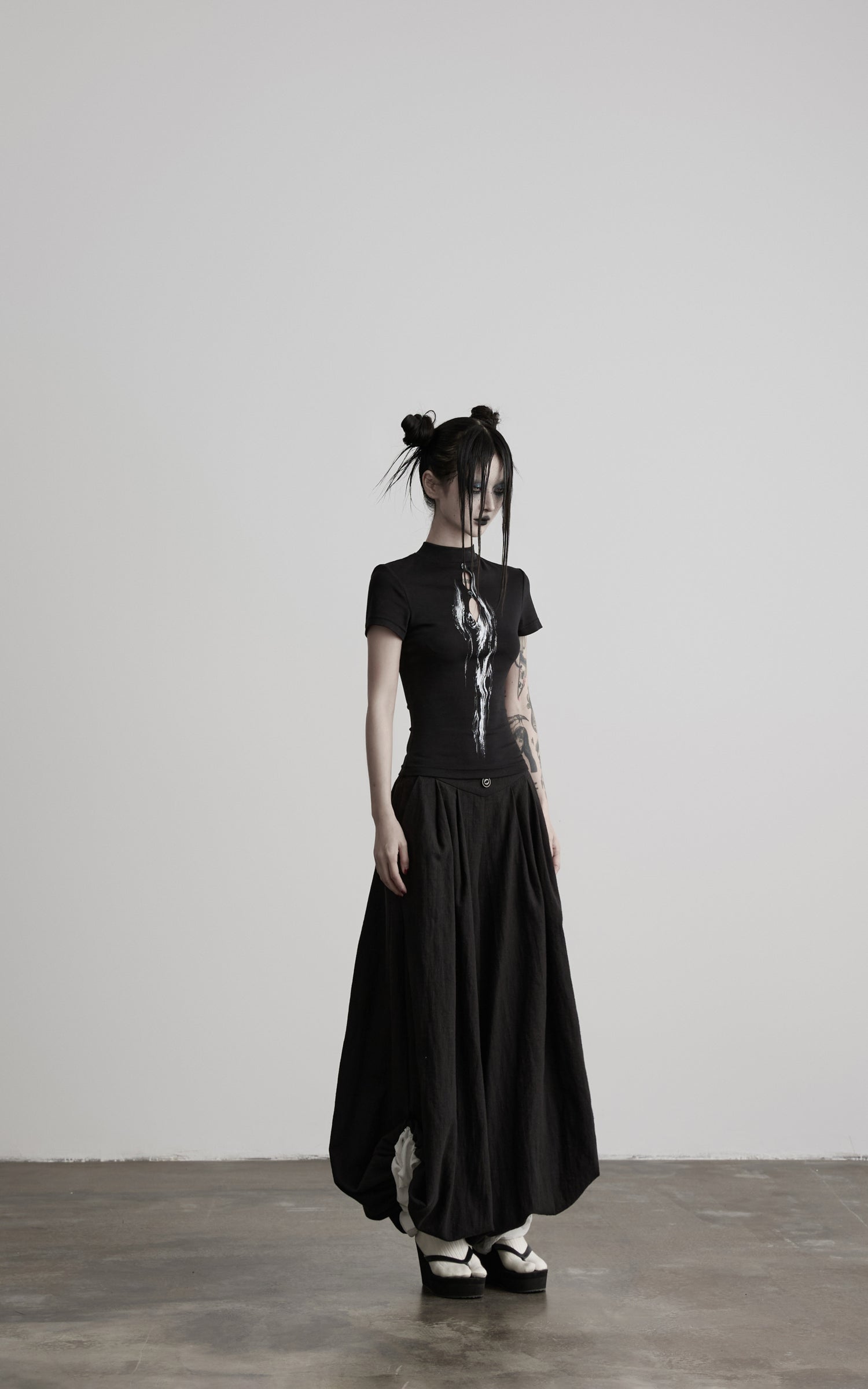 <tc>DOINDULGE</tc> モックネック キーホール フィット Tシャツ