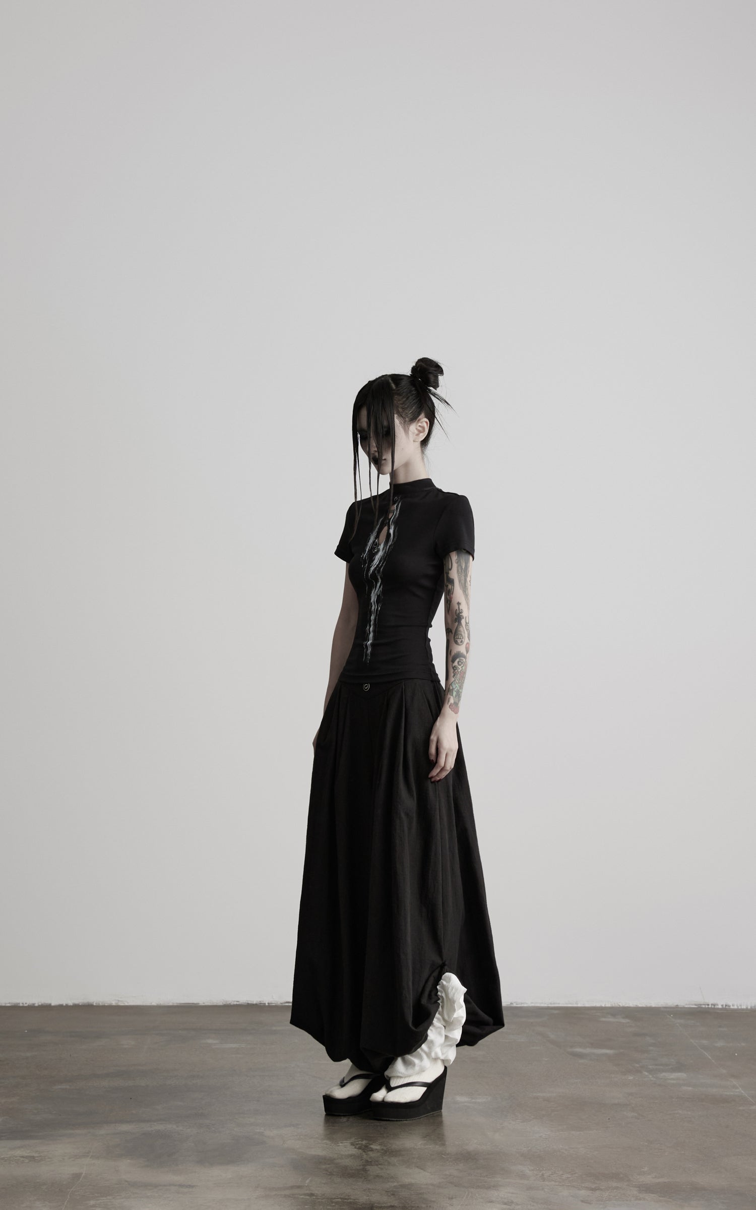 <tc>DOINDULGE</tc> モックネック キーホール フィット Tシャツ