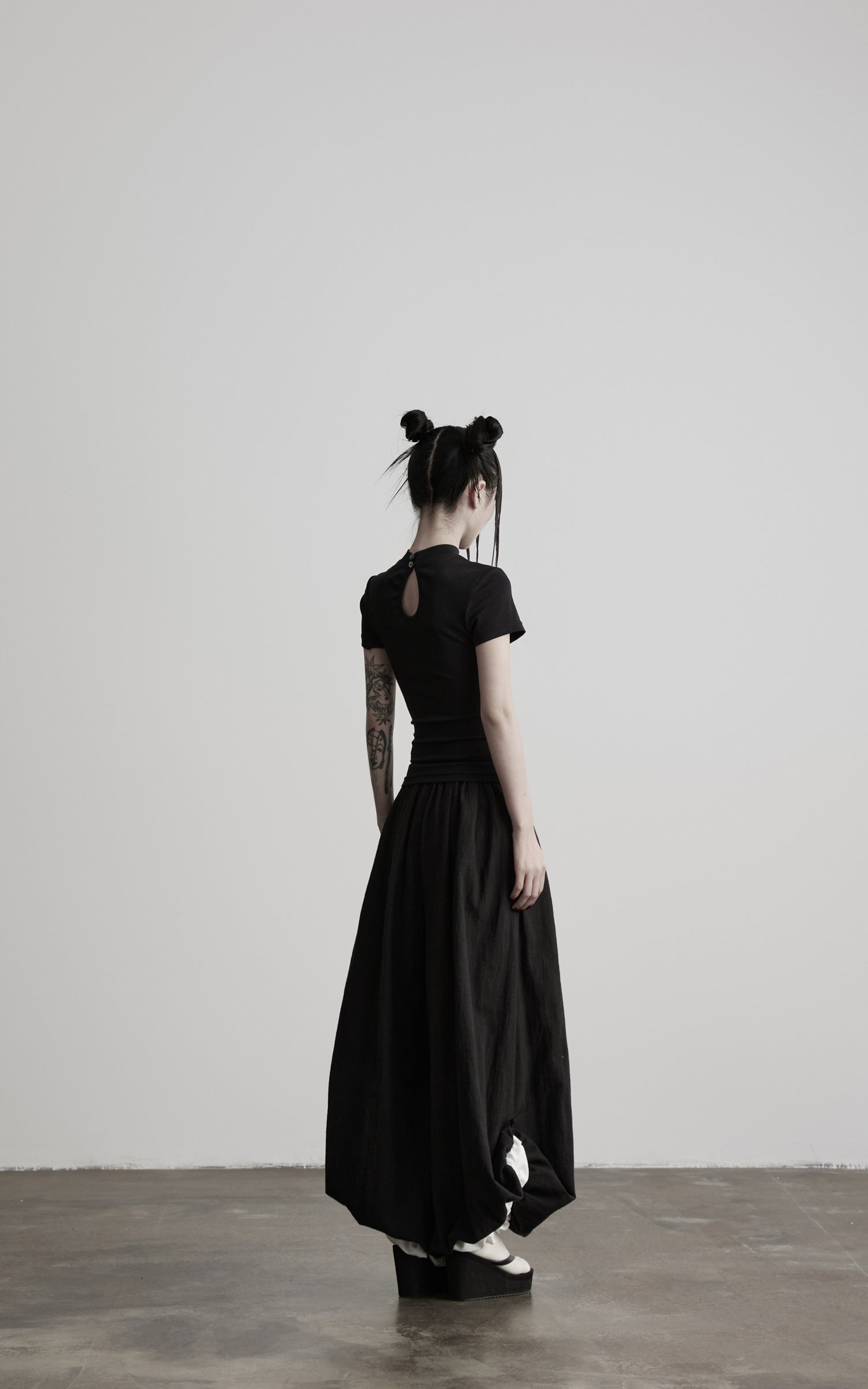 <tc>DOINDULGE</tc> モックネック キーホール フィット Tシャツ