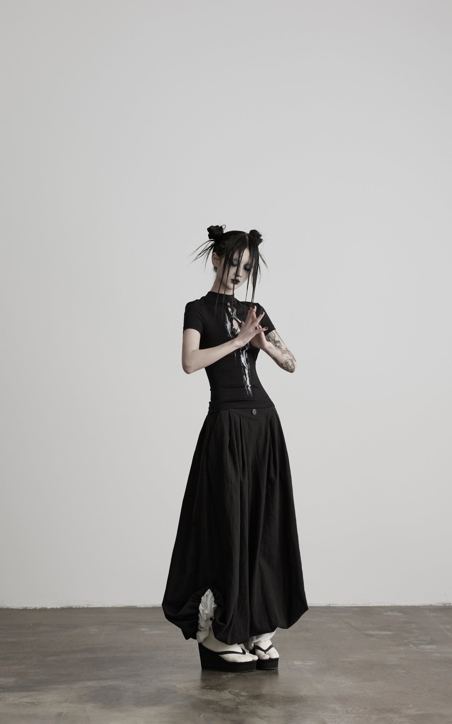 <tc>DOINDULGE</tc> モックネック キーホール フィット Tシャツ