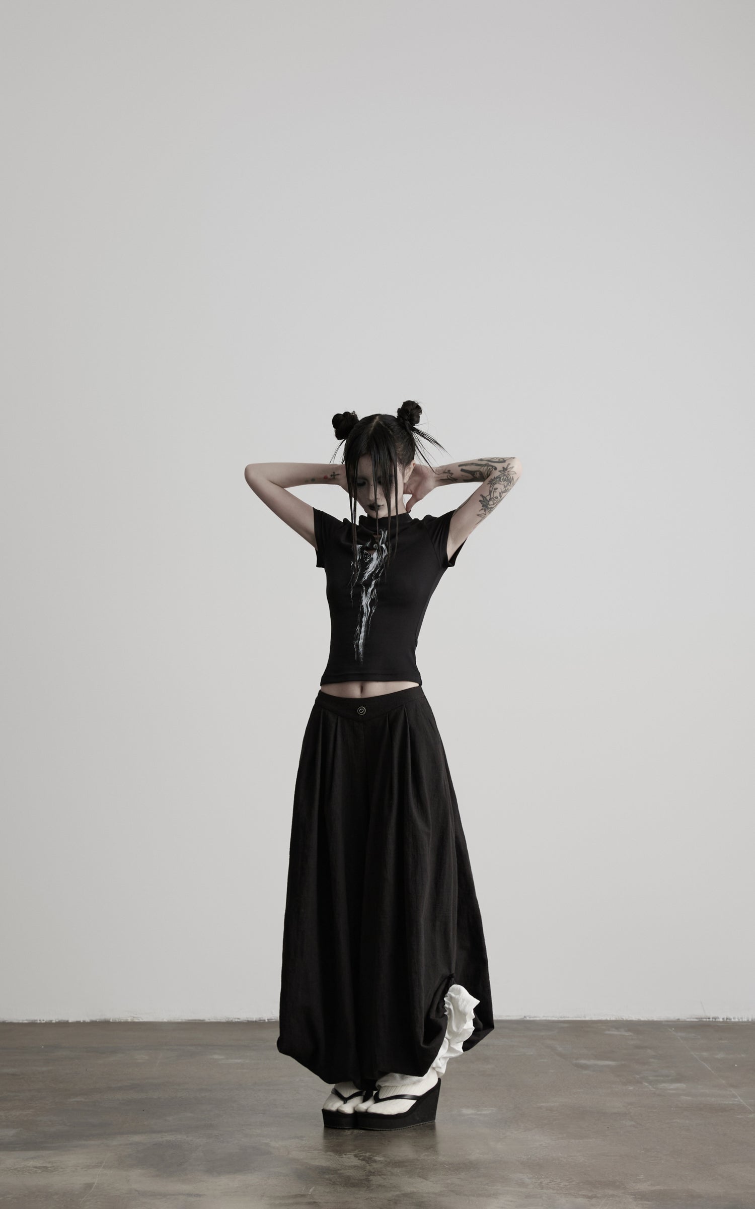 <tc>DOINDULGE</tc> モックネック キーホール フィット Tシャツ