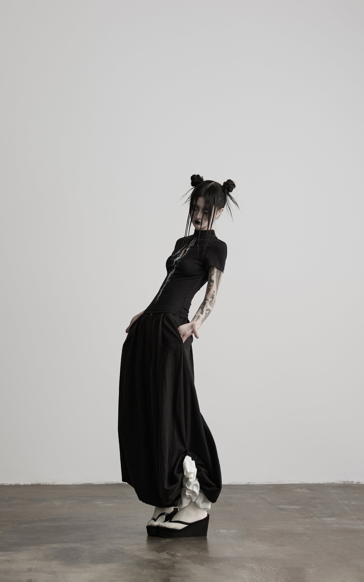 <tc>DOINDULGE</tc> モックネック キーホール フィット Tシャツ