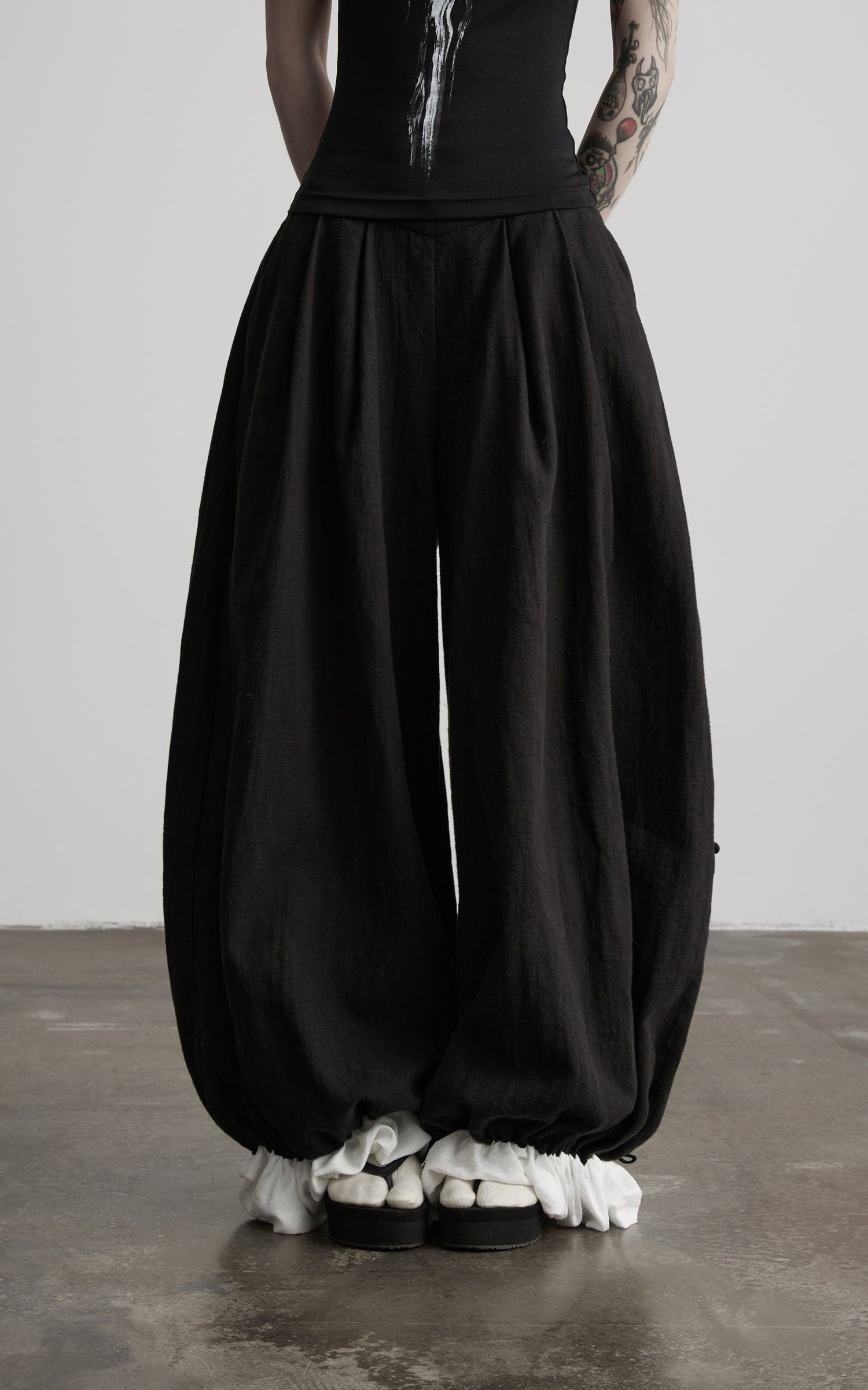 DOINDULGE Low-Rise Pleated Wide-Leg Balloon Pants