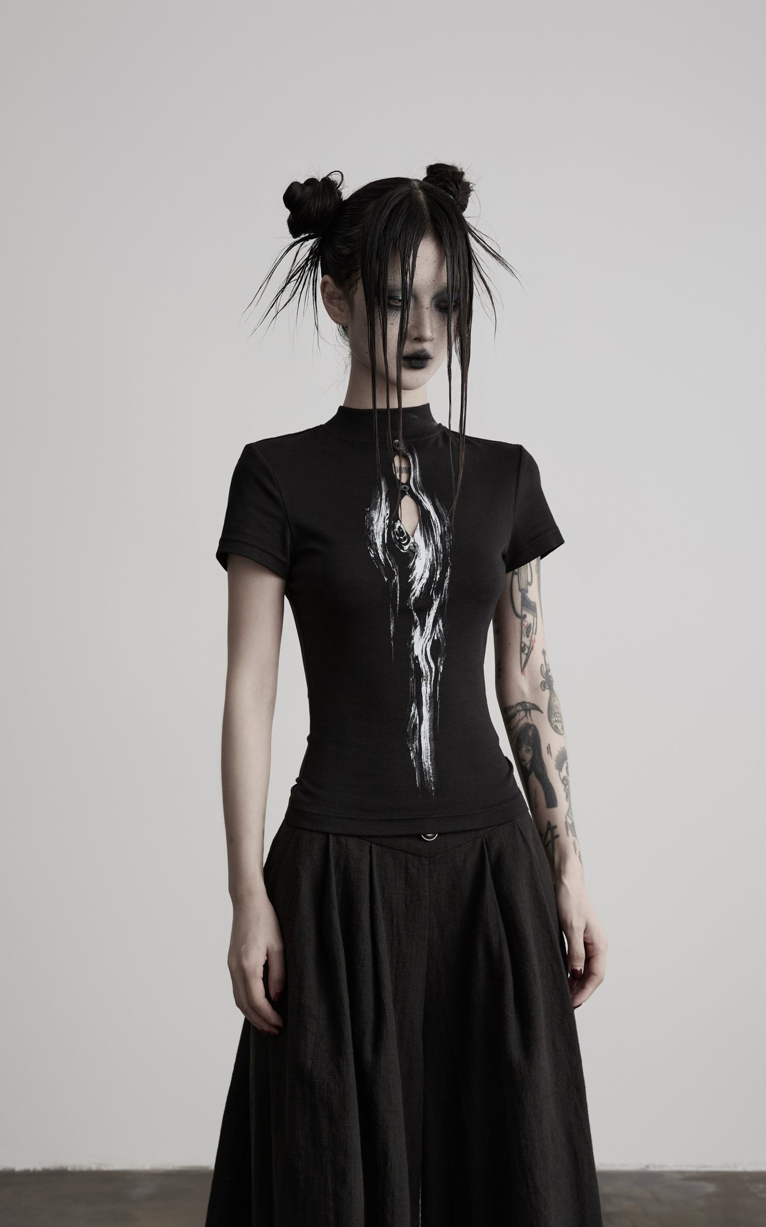 <tc>DOINDULGE</tc> モックネック キーホール フィット Tシャツ