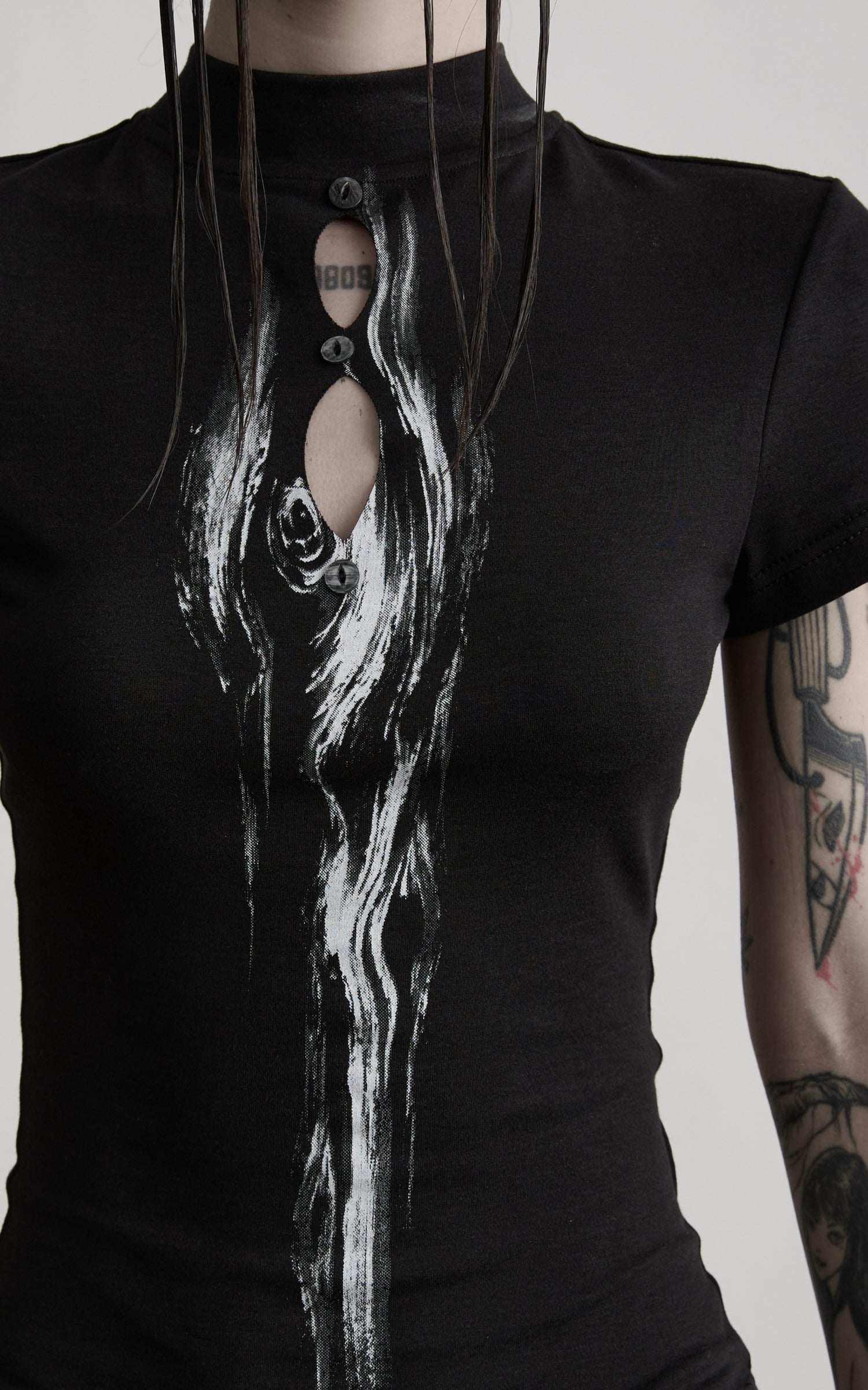 <tc>DOINDULGE</tc> モックネック キーホール フィット Tシャツ