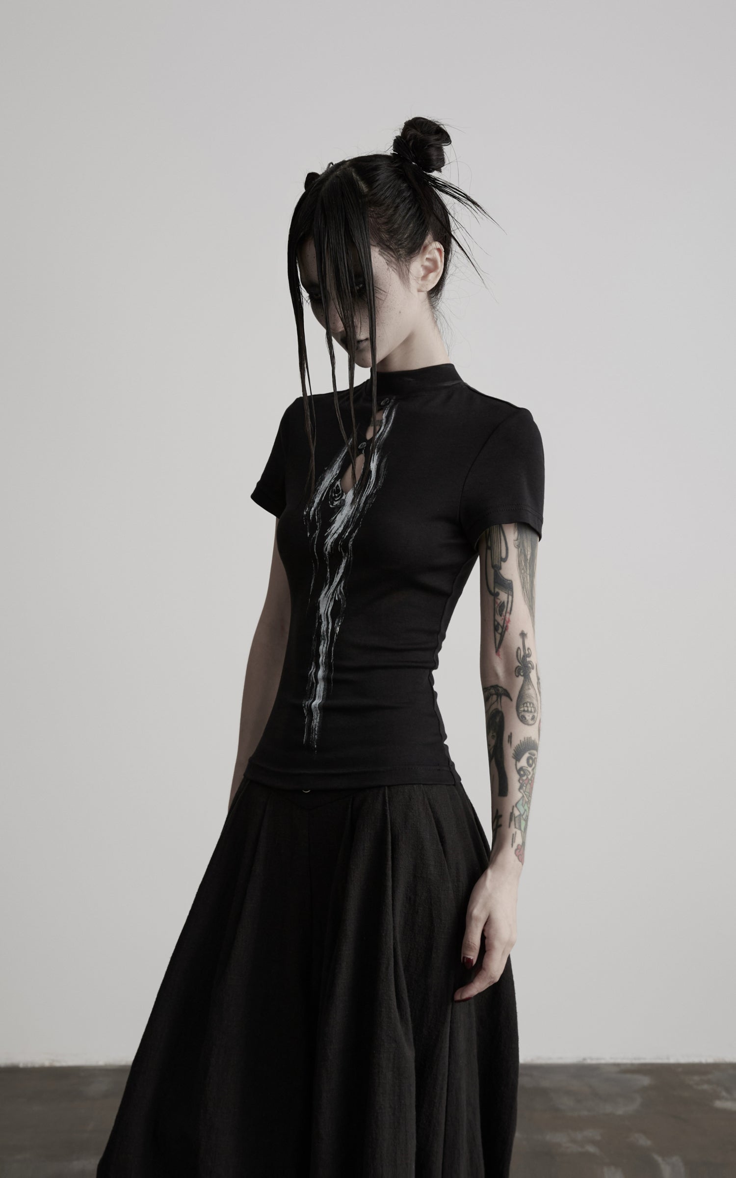 <tc>DOINDULGE</tc> モックネック キーホール フィット Tシャツ