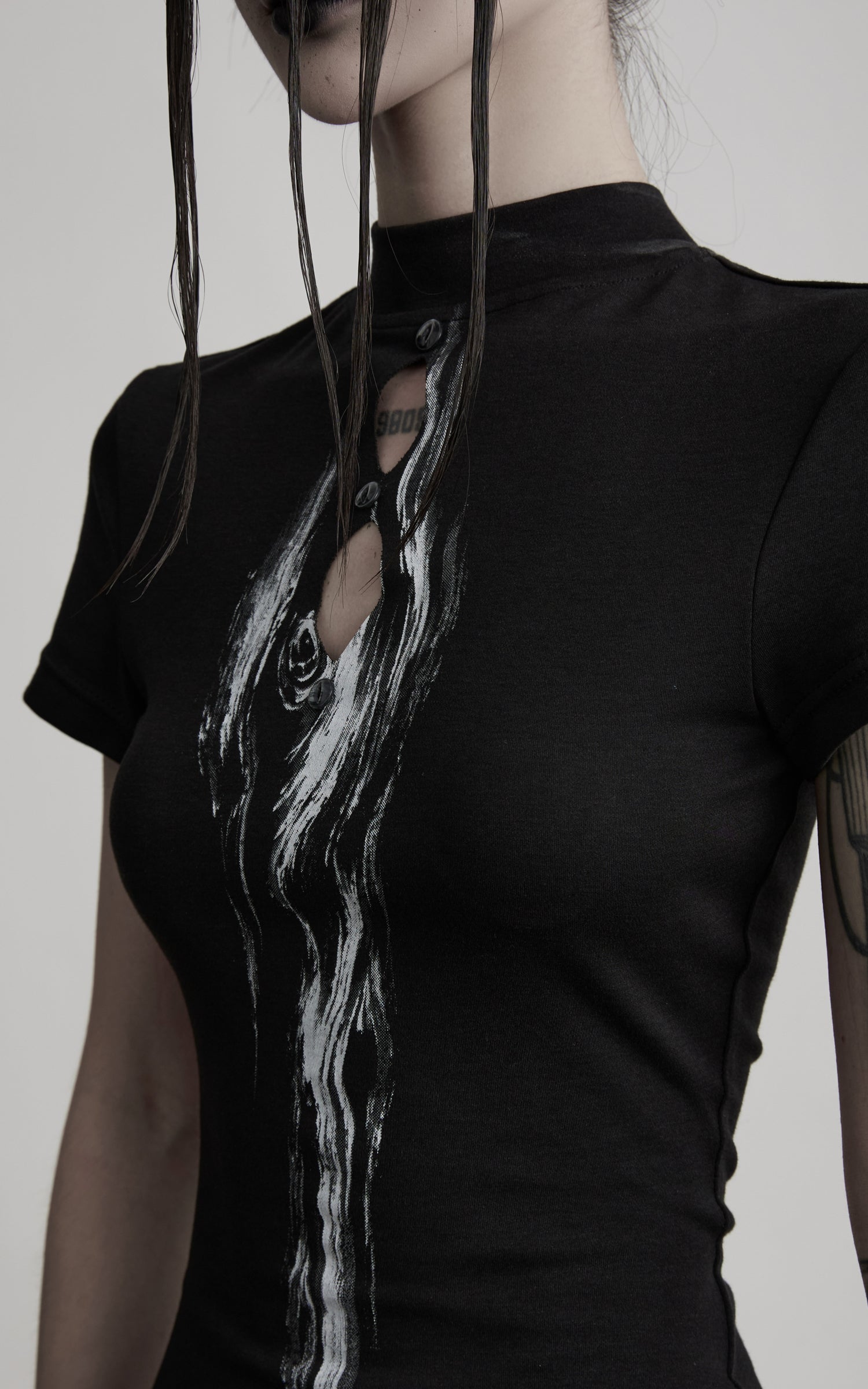 <tc>DOINDULGE</tc> モックネック キーホール フィット Tシャツ