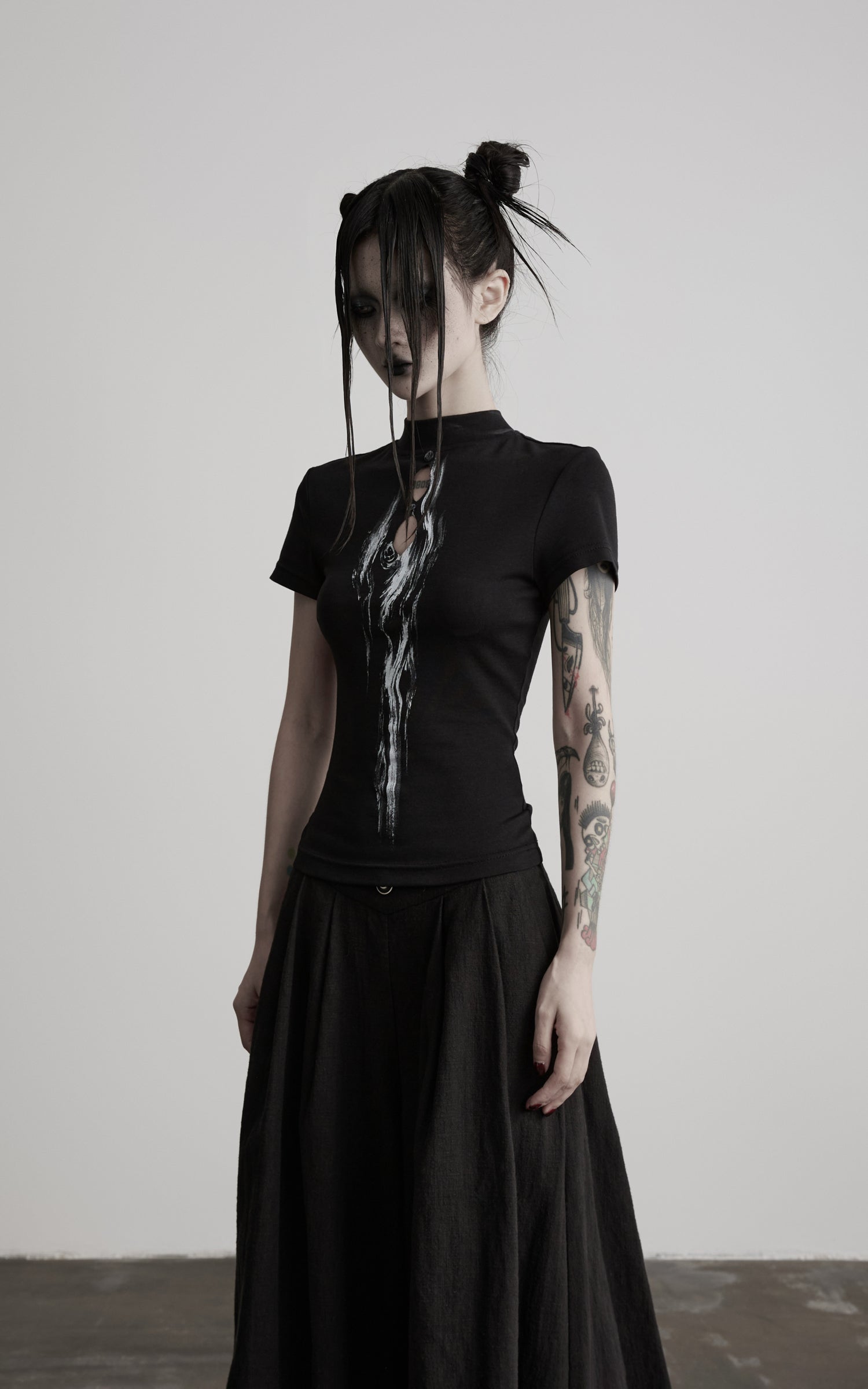 <tc>DOINDULGE</tc> モックネック キーホール フィット Tシャツ