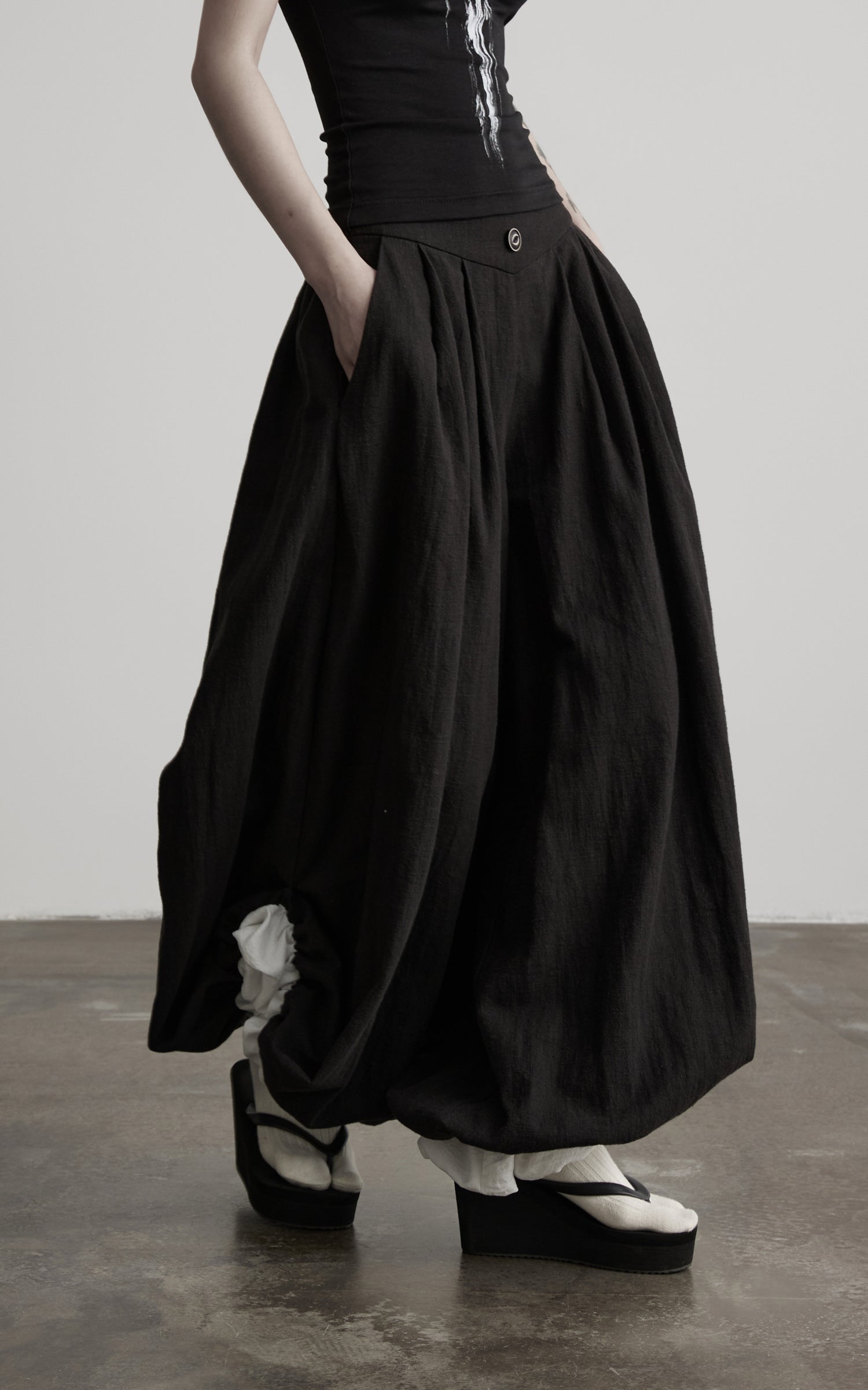 DOINDULGE Low-Rise Pleated Wide-Leg Balloon Pants