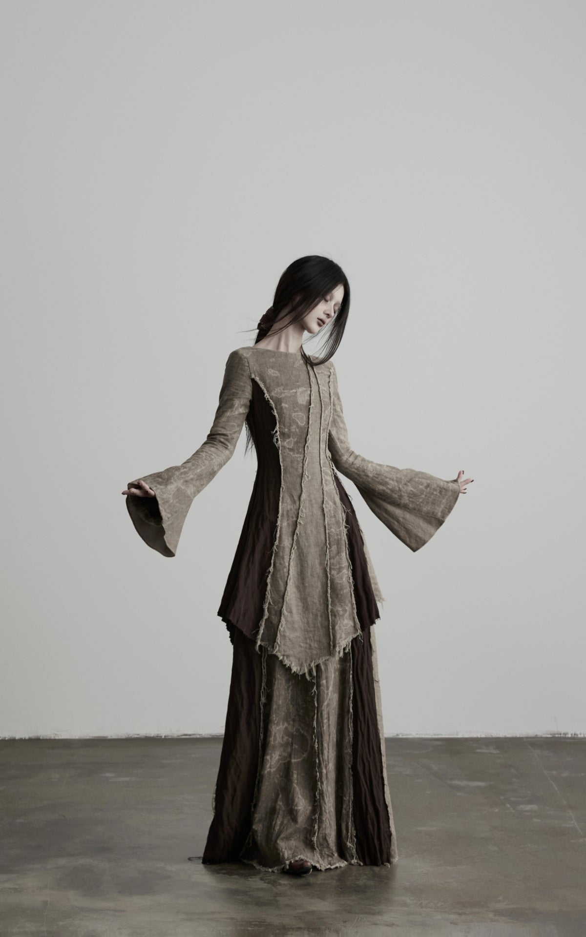 <tc>DOINDULGE</tc> Jupe longue à panneaux effilochés avec ceinture nouée