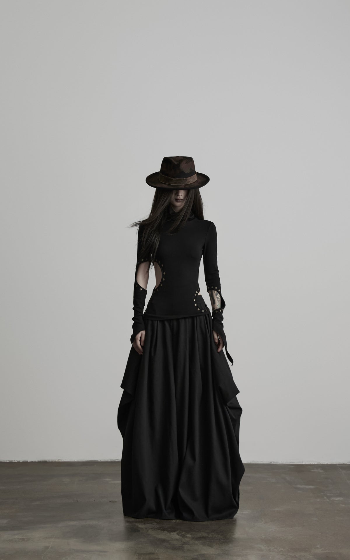 <tc>DOINDULGE</tc> オーバーサイズプリーツドレープワイドレッグパンツ