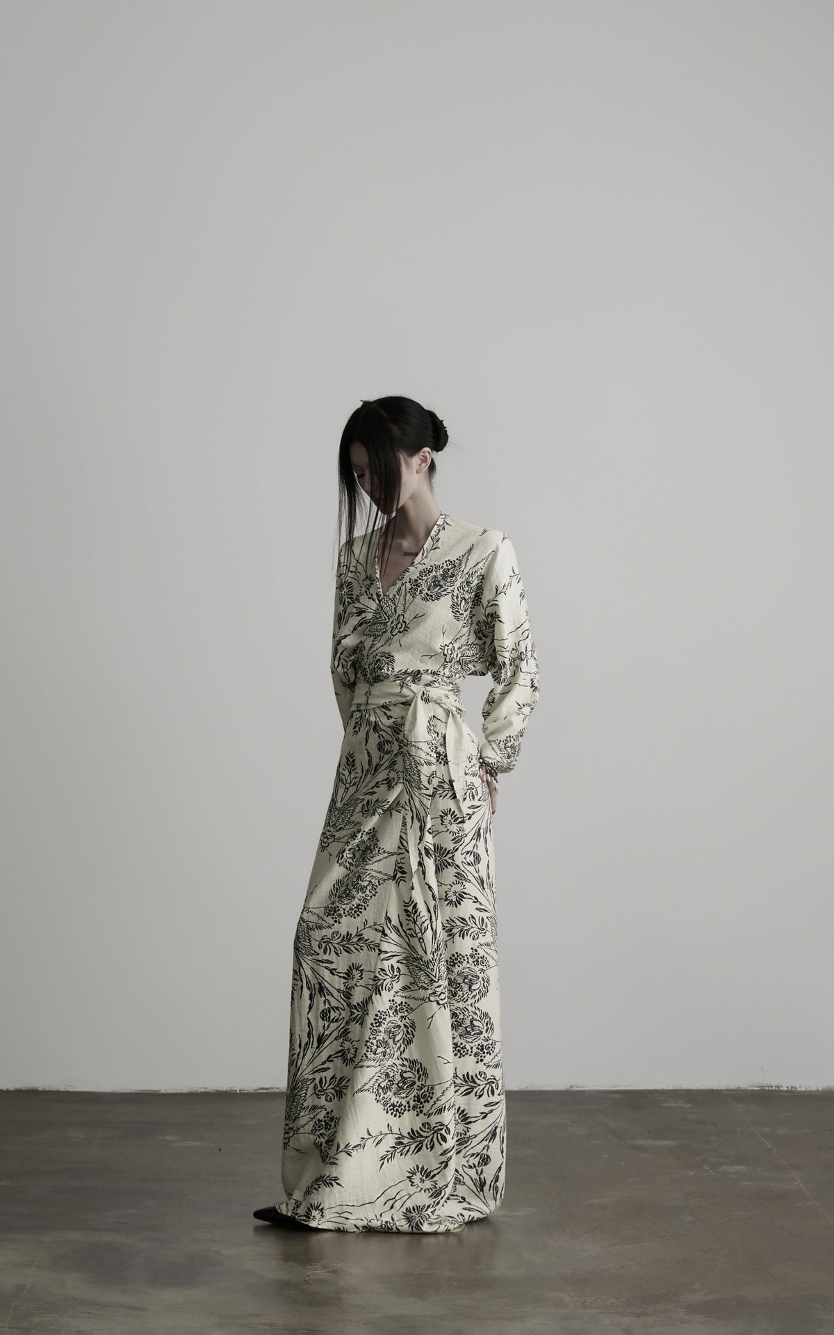 <tc>DOINDULGE</tc> 彫刻されたボタニカルラップマキシドレス