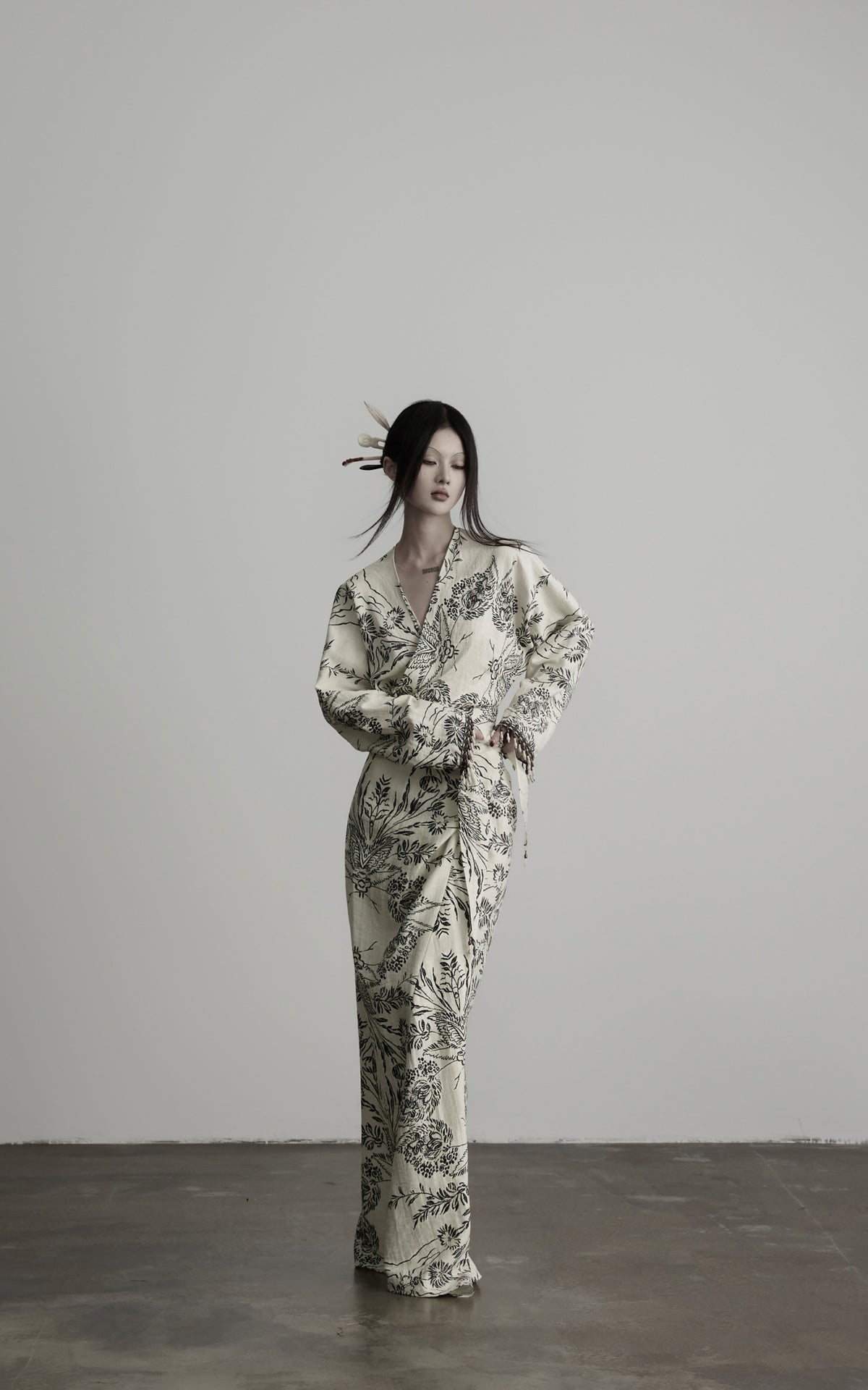 <tc>DOINDULGE</tc> 彫刻されたボタニカルラップマキシドレス