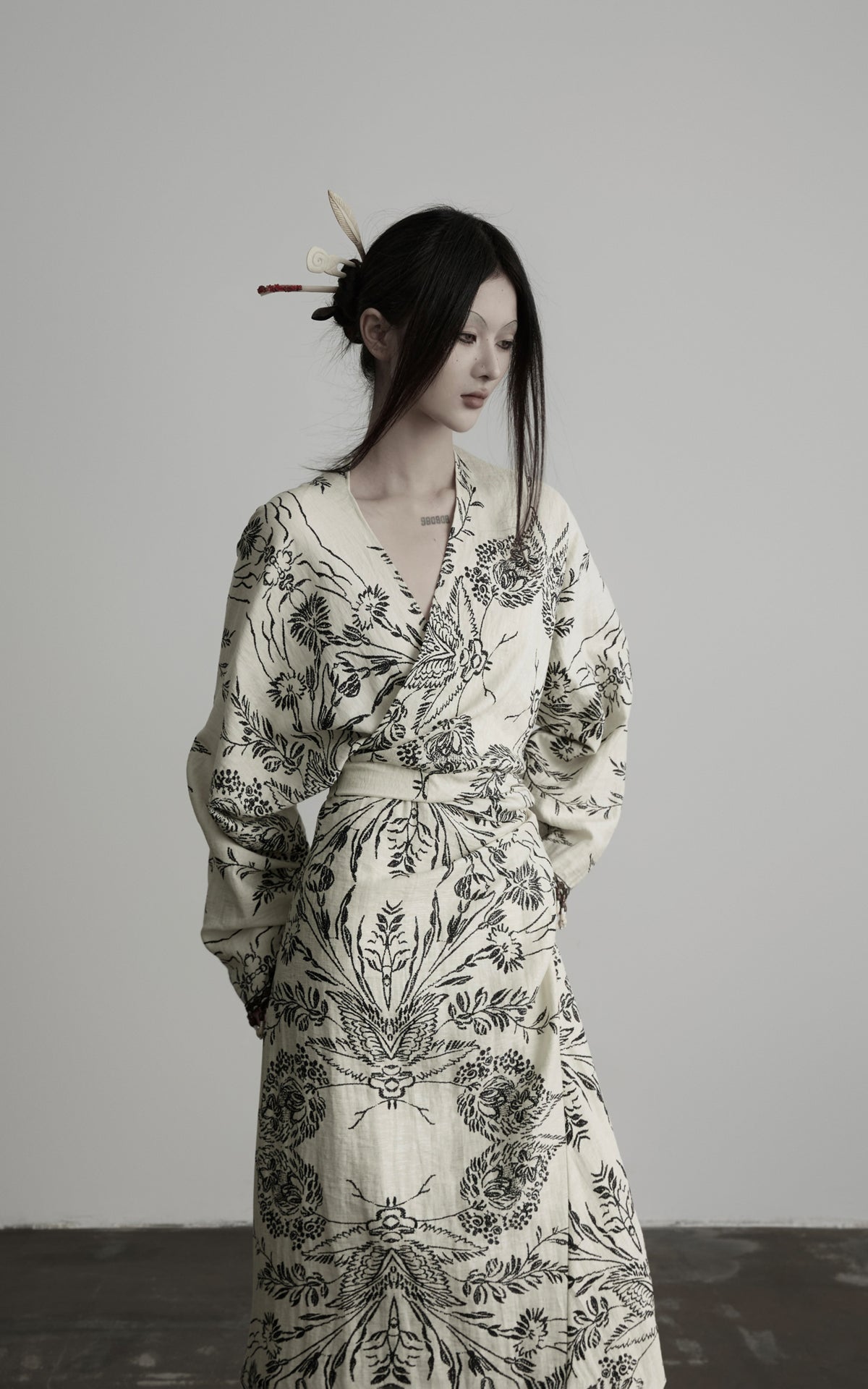 <tc>DOINDULGE</tc> 彫刻されたボタニカルラップマキシドレス