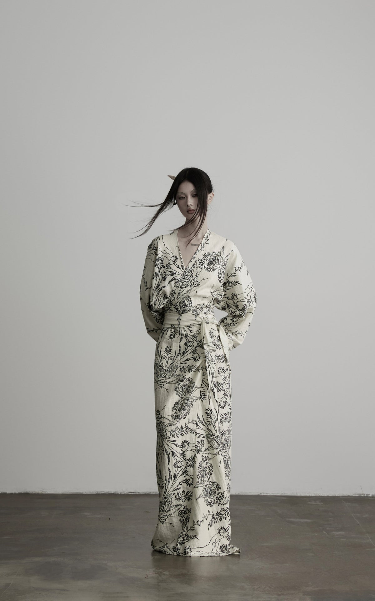 <tc>DOINDULGE</tc> 彫刻されたボタニカルラップマキシドレス