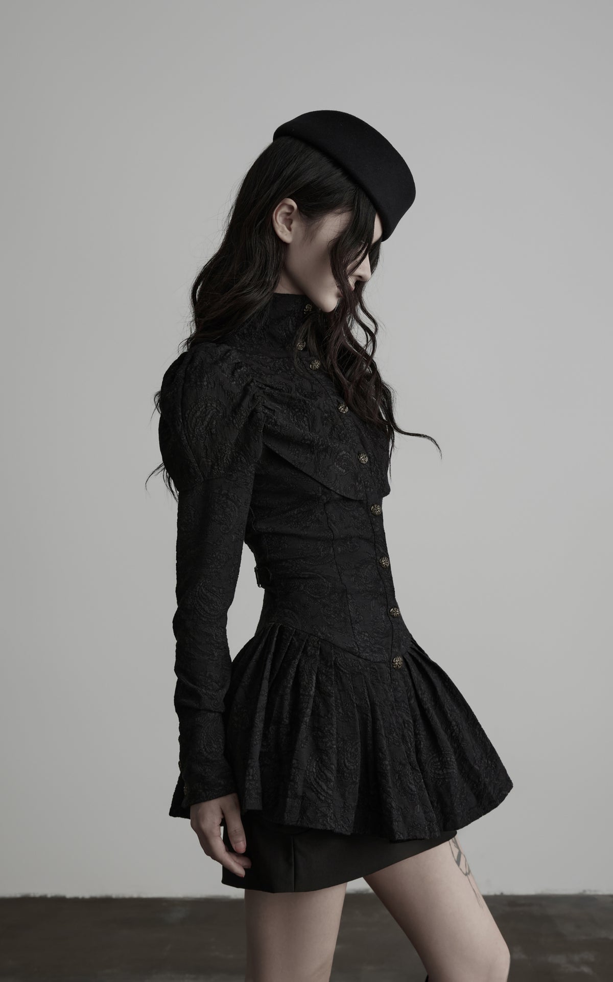 <tc>DOINDULGE</tc> Jacquard-Langarmshirt mit hohem Kragen und Schößchen