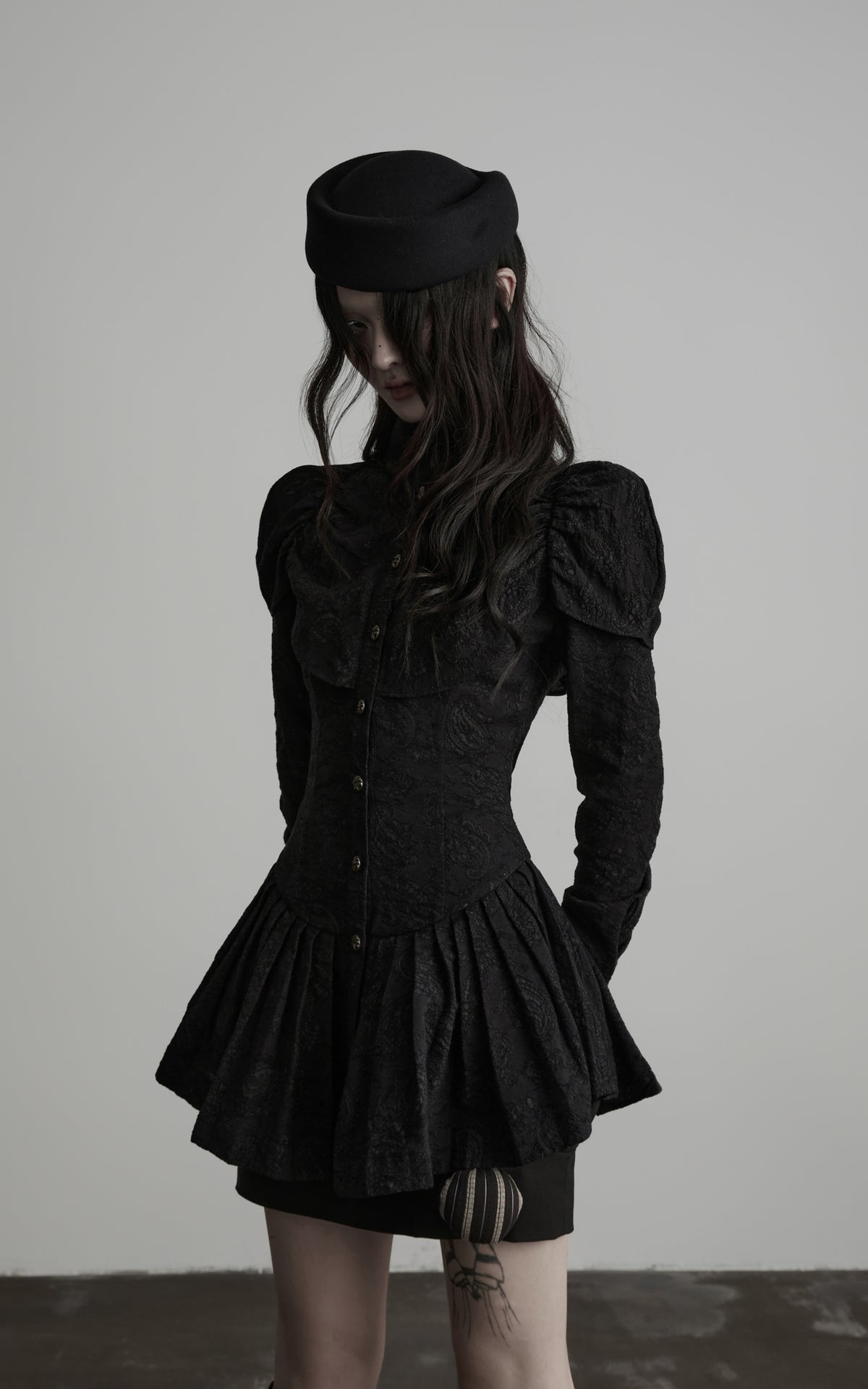 <tc>DOINDULGE</tc> Jacquard-Langarmshirt mit hohem Kragen und Schößchen